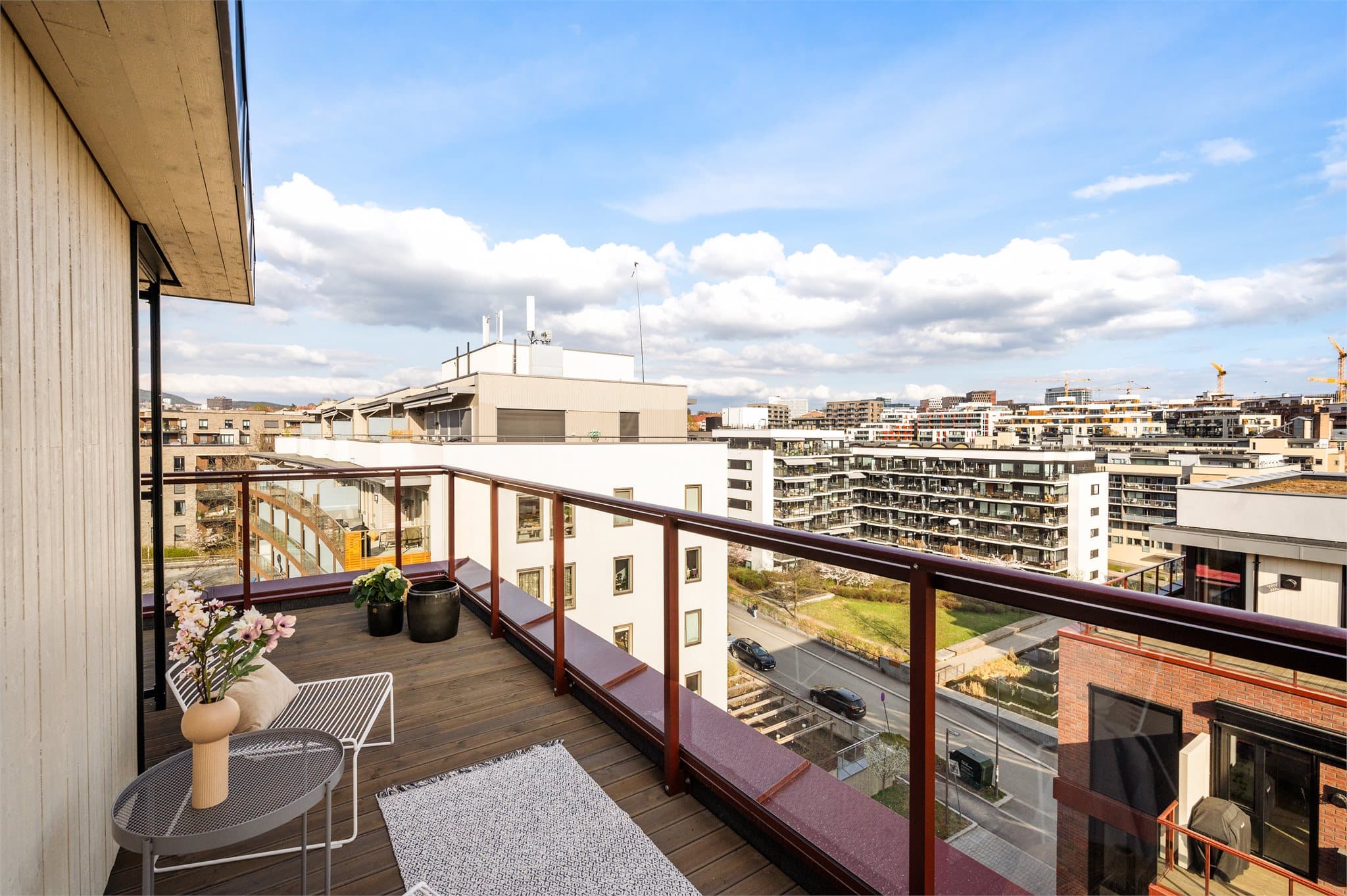 Her er det god plass til både spisegruppe, loungemøbler og grønne planter - perfekt for lange sommerkvelder.