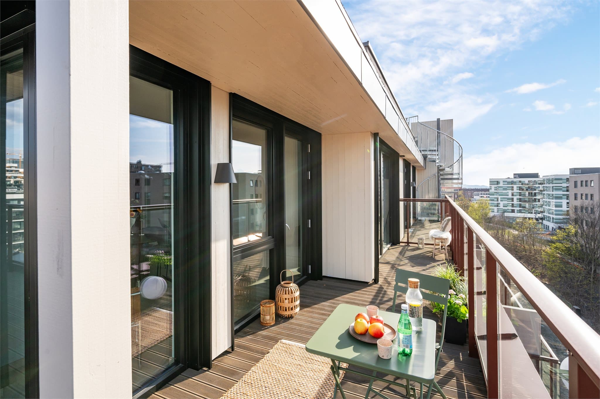 Enten du ønsker frokost i morgensola eller grillmiddag med venner, gir uteplassen fleksibiliteten du trenger.