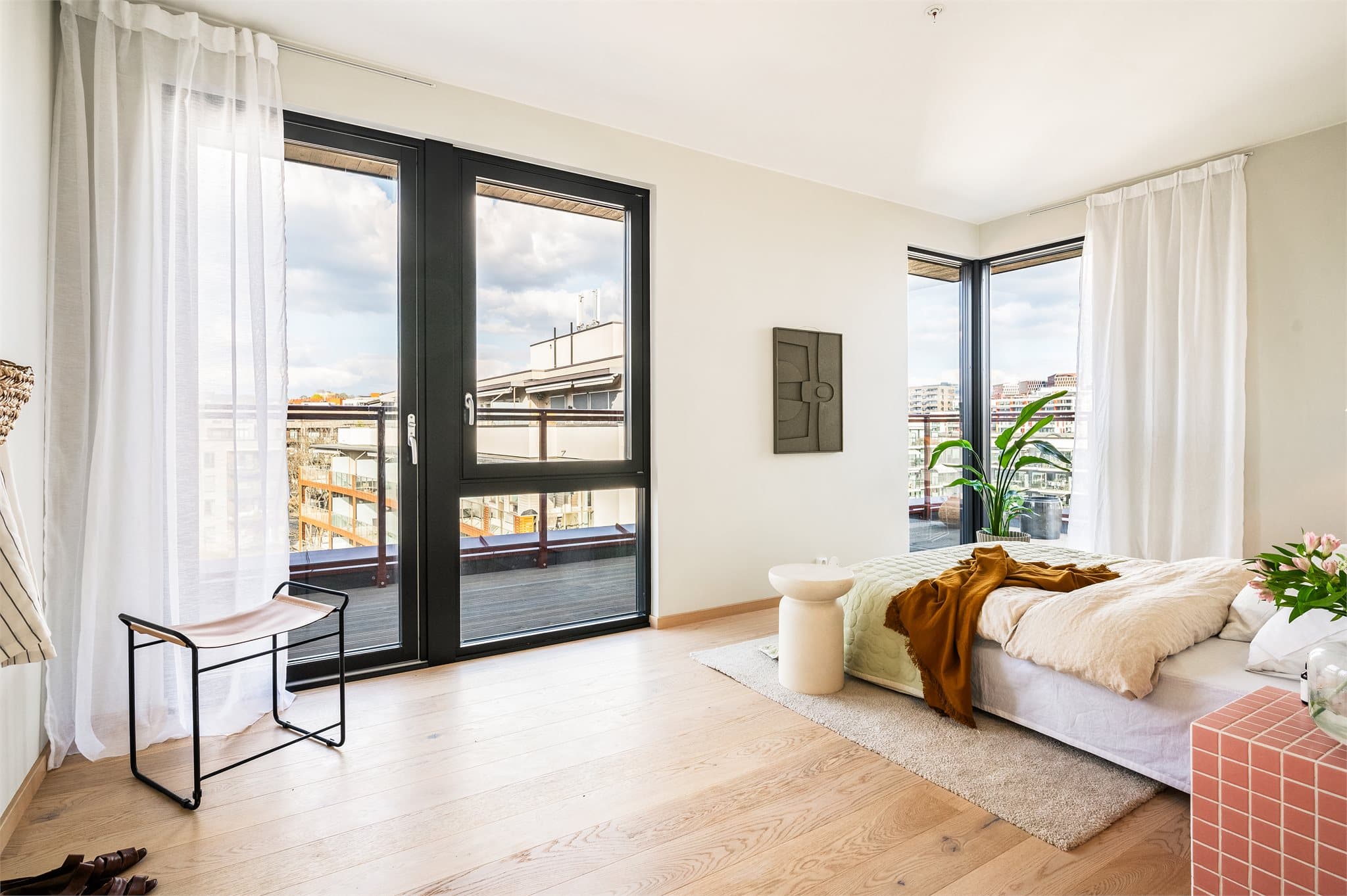 Velkommen inn på hovedsoverommet - et lyst og innbydende rom med god plass og direkte utgang til balkongen.