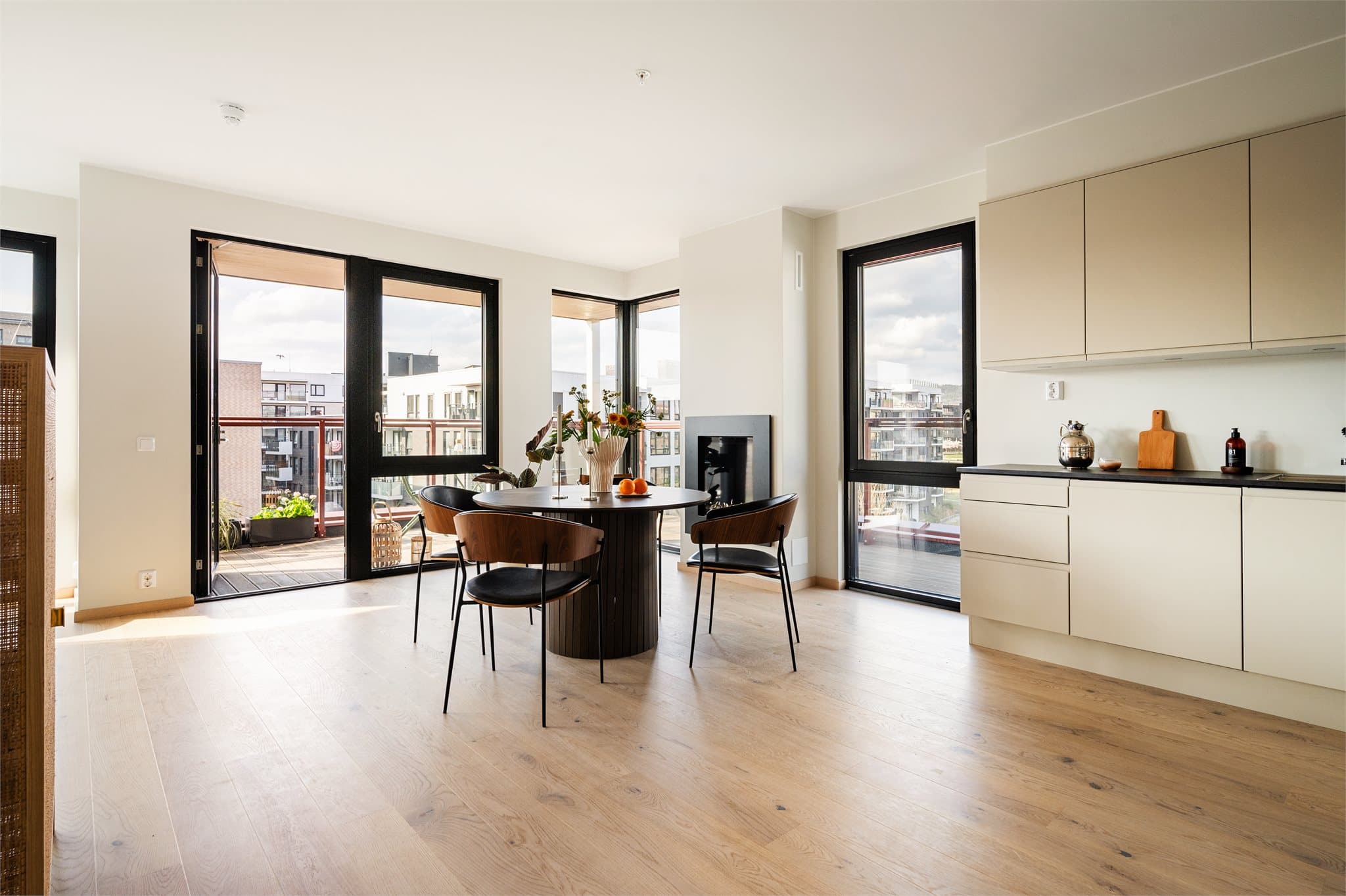 Store vindusflater fra to himmelretninger slipper lyset inn og skaper en helt spesiell atmosfære - fra solfylte morgener til gyldne solnedganger