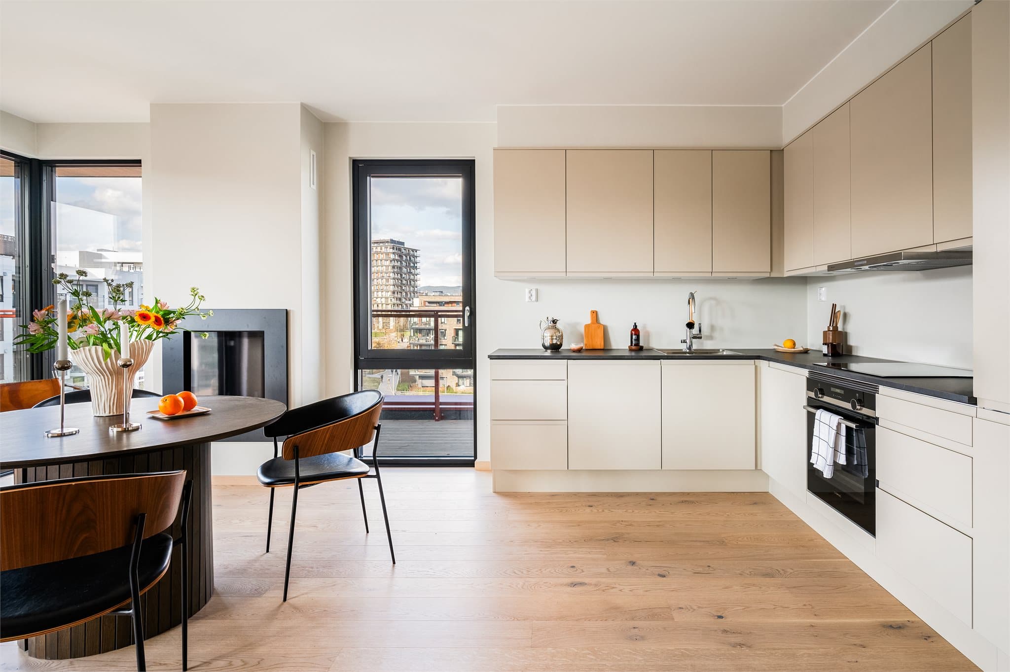 Det moderne Sigdal-kjøkkenet i modellen Horisont kombinerer rene linjer med høy funksjonalitet.