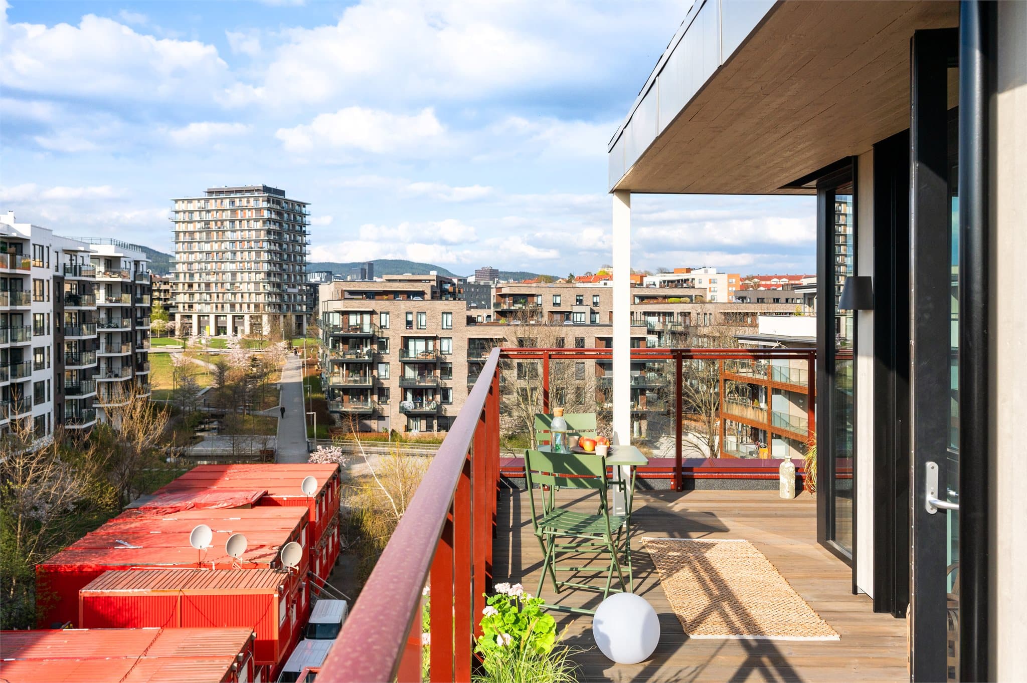 Med tilgang fra flere rom og sol store deler av dagen, er dette en terrasse du faktisk får brukt.