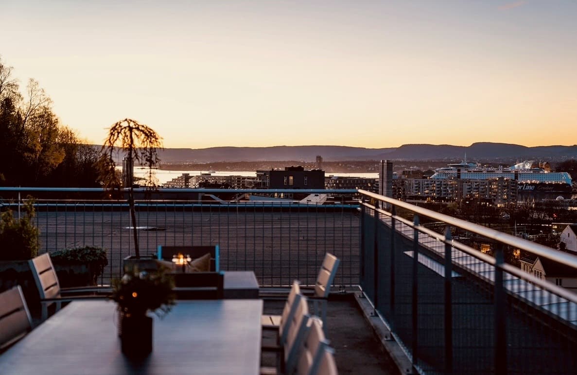 Takterrassen er et flott sted for sosiale sammenkomster eller rolige kvelder.