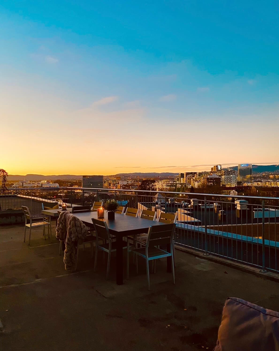 Utsikten fra takterrassen er et av byggets store fortrinn.