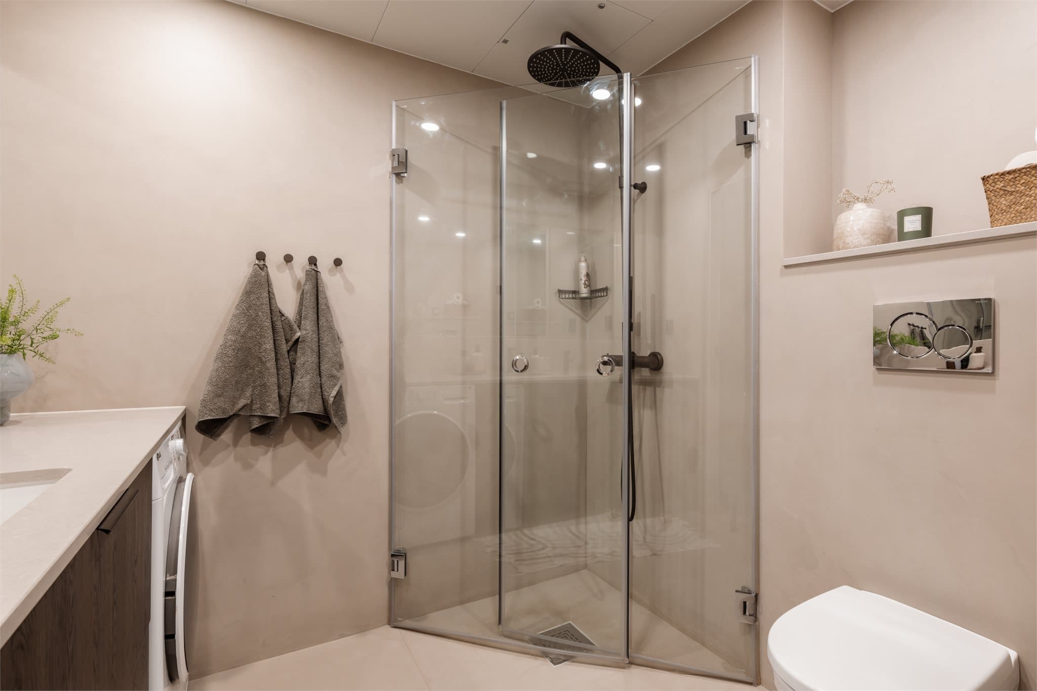 Her er det gulvvarme, vegghengt toalett og dusjhjørne med glassvegger.