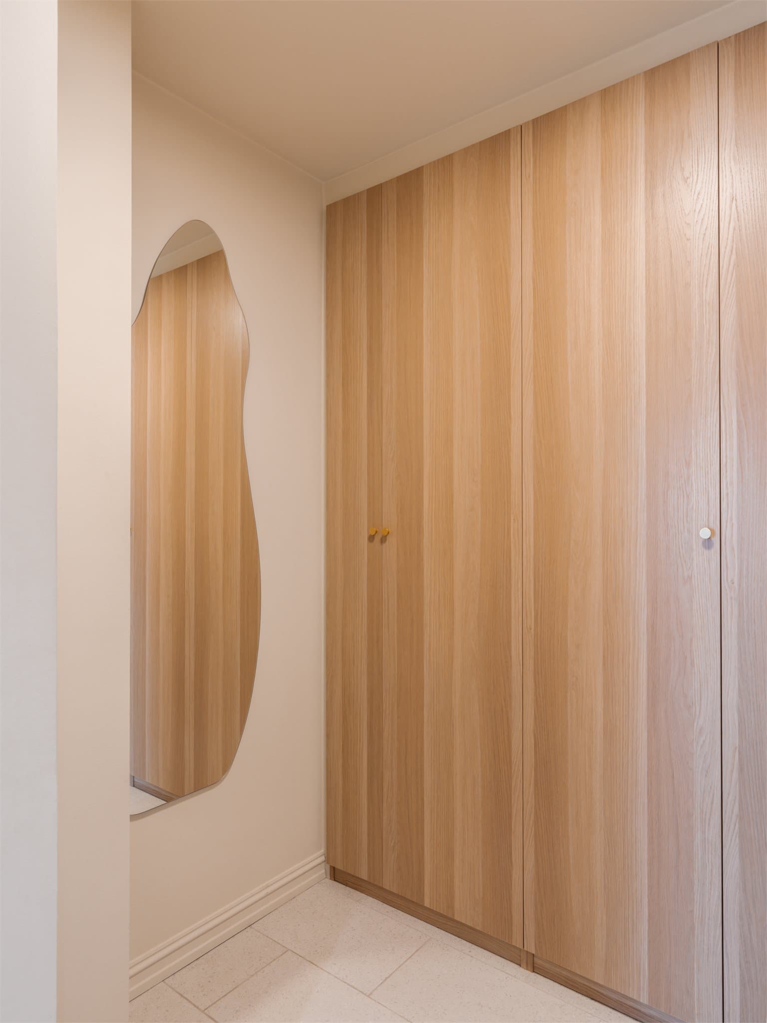 Garderobeskapene i omkledningsrommet har varme under for tørre klær og sko.