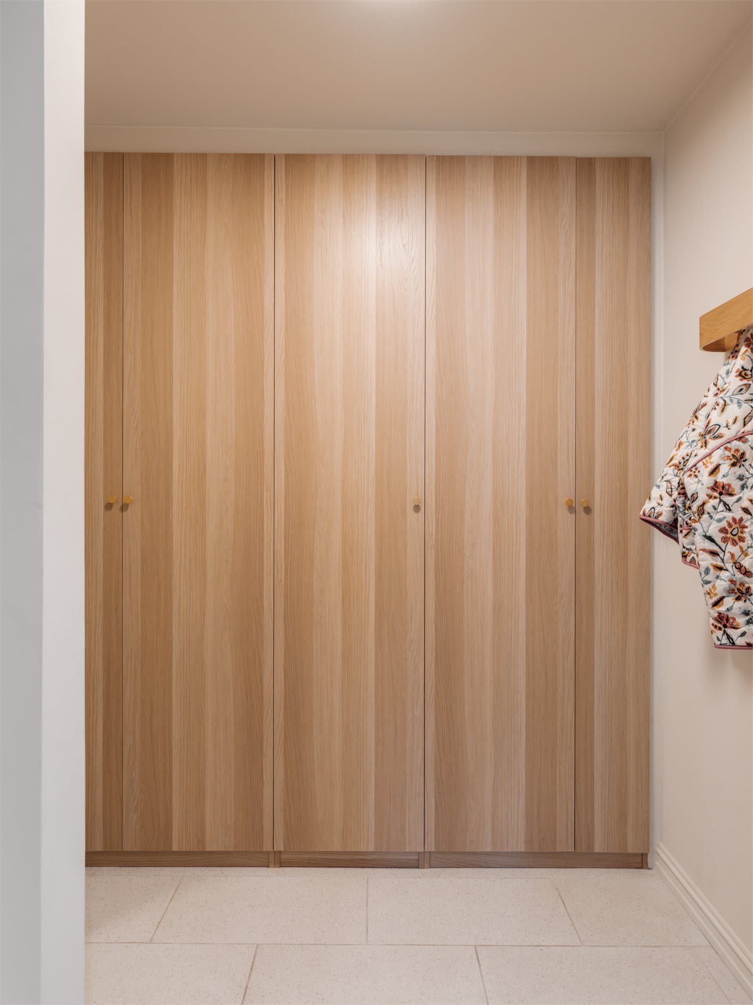 I tilknytning til entréen er det et praktisk omkledningsrom med rikelig garderobeplass.