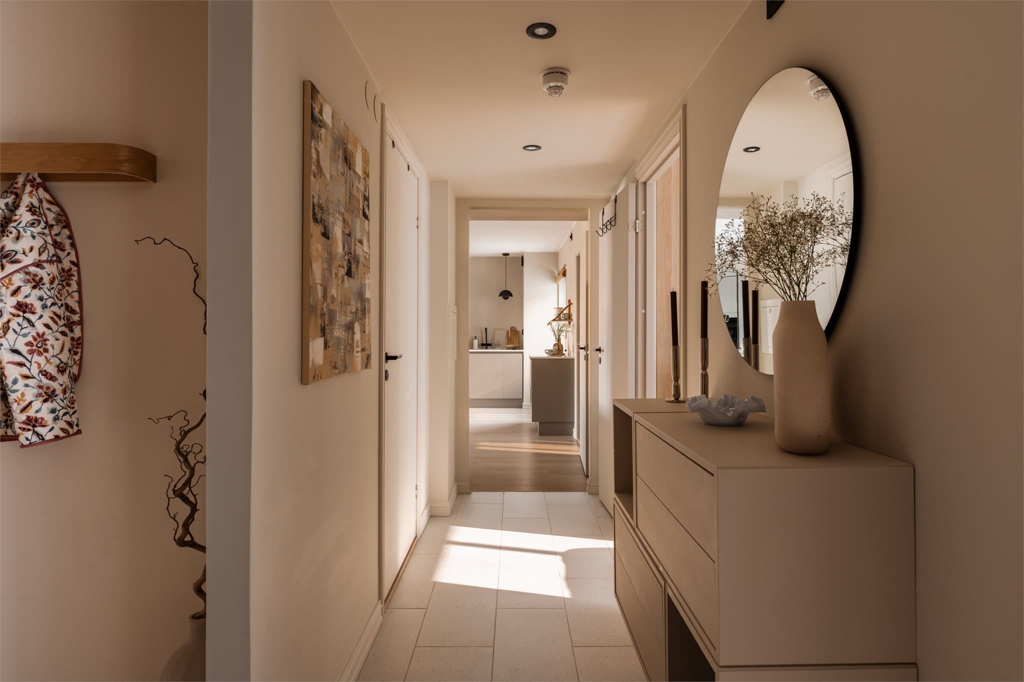 Gangen leder deg videre inn i leiligheten, med downlights i himlingen som gir god belysning.