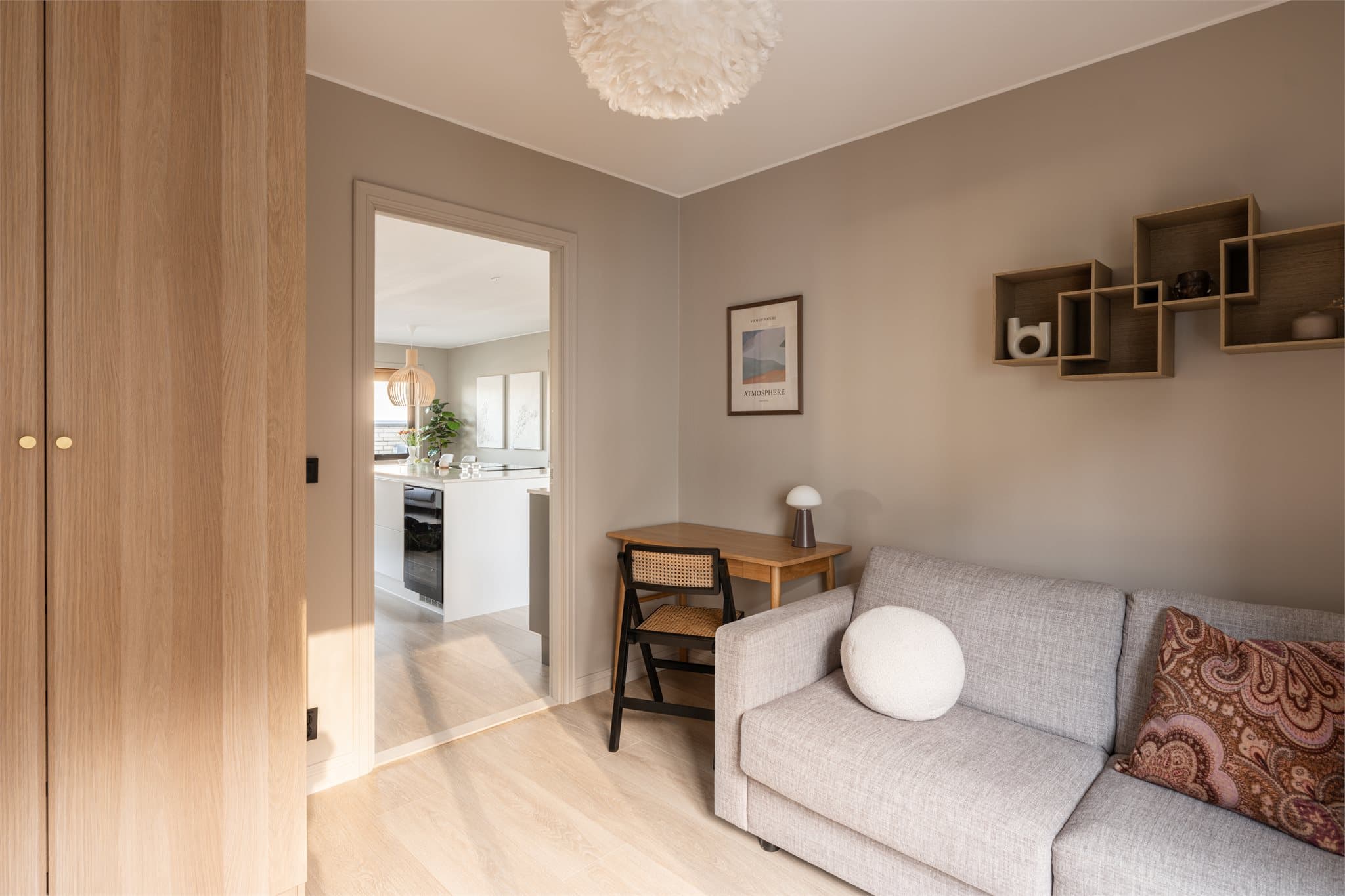 Det tredje soverommet benyttes i dag som en ekstra TV-stue, noe som viser rommets fleksibilitet.