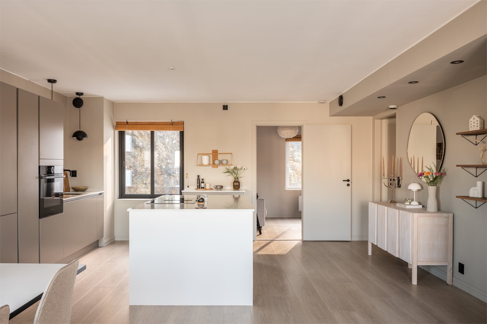 Fra kjøkkenet er det enkel tilgang til leilighetens øvrige rom.