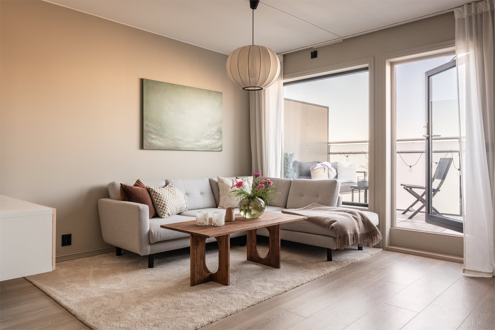 Fra stuen er det direkte utgang til en romslig, privat balkong på 11 m².