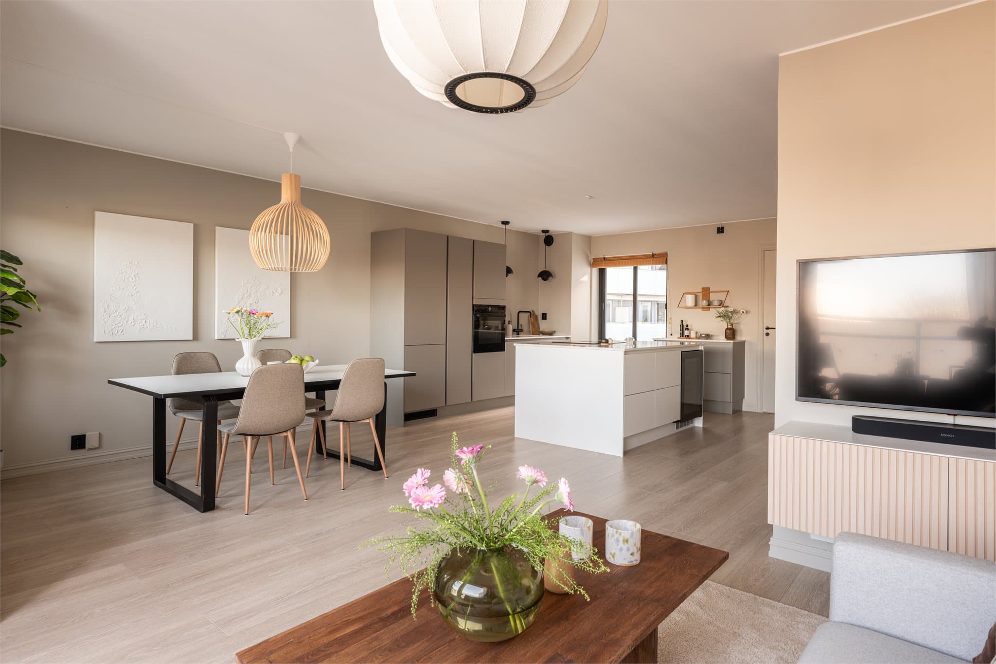 Takhøyden på 2,4 meter og den gjennomgående planløsningen bidrar til en god romfølelse i hele leiligheten.