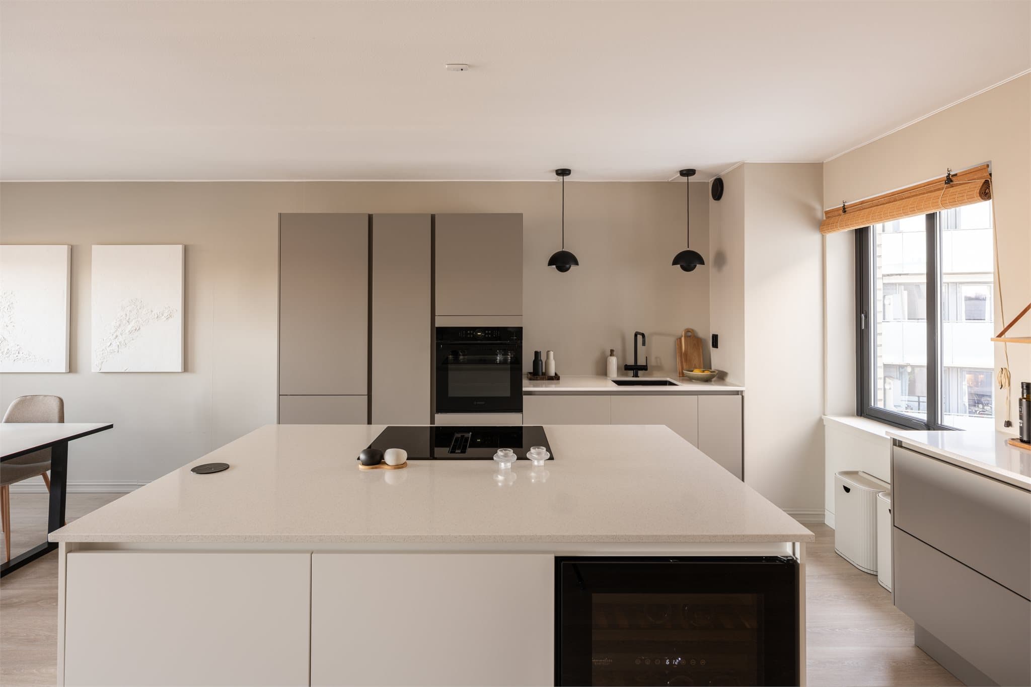 Den store kjøkkenøya gir ekstra arbeidsflate og oppbevaring, og fungerer som et sosialt midtpunkt.