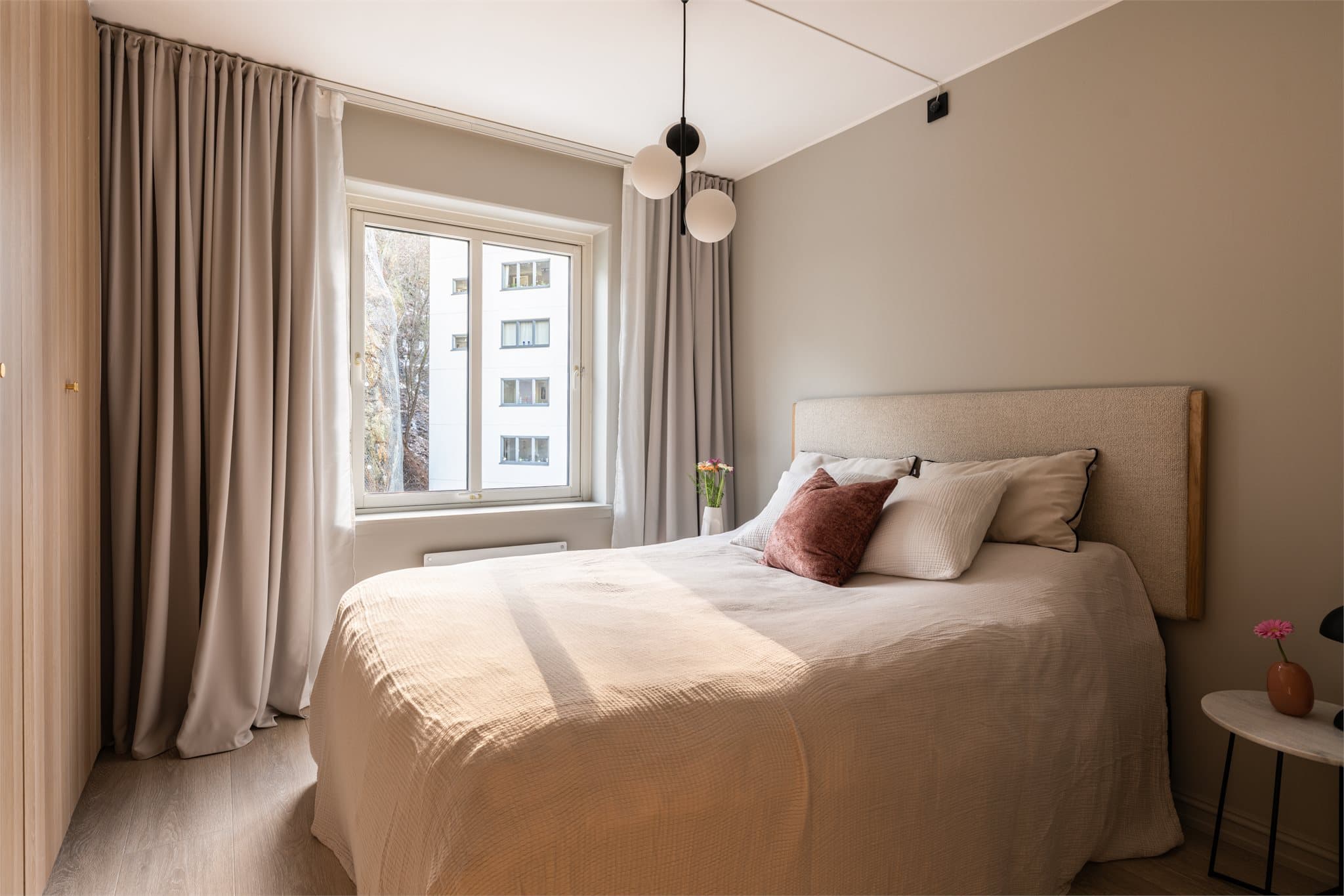 Hovedsoverommet er romslig og har plass til dobbeltseng og garderobeløsning.