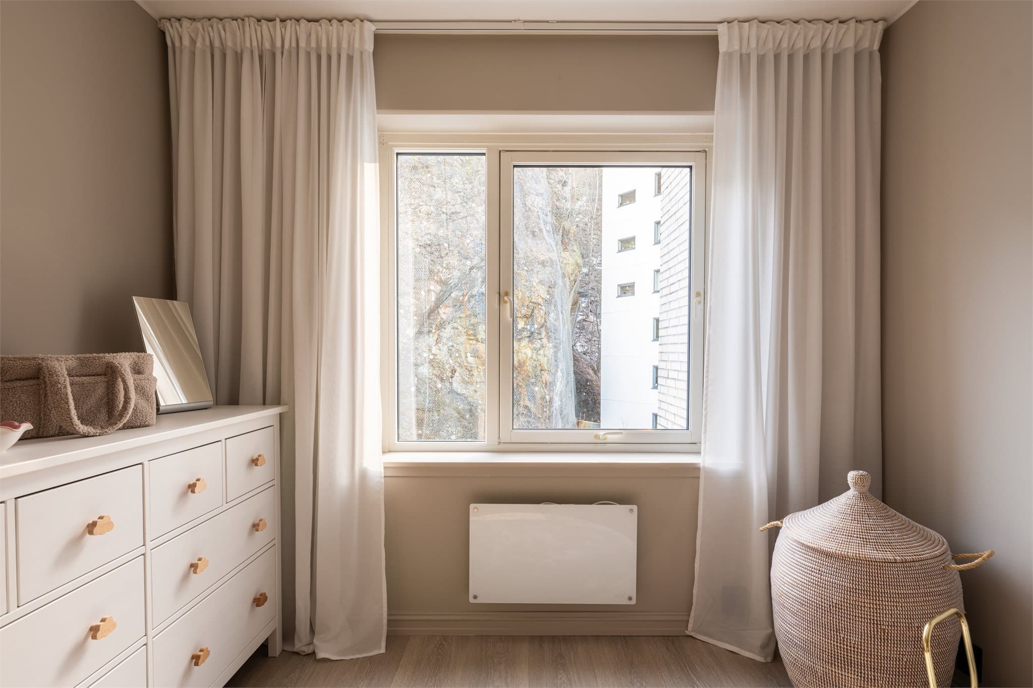 Rommet er lyst og enkelt å møblere etter eget ønske.