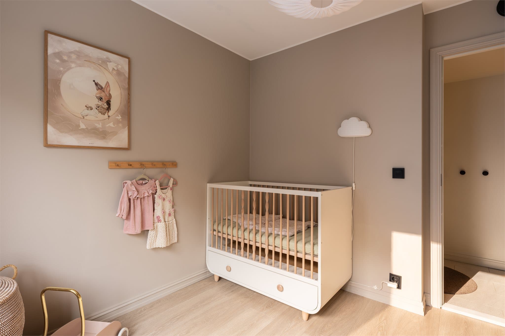 Dette soverommet er også utstyrt med et garderobeskap for praktisk oppbevaring.