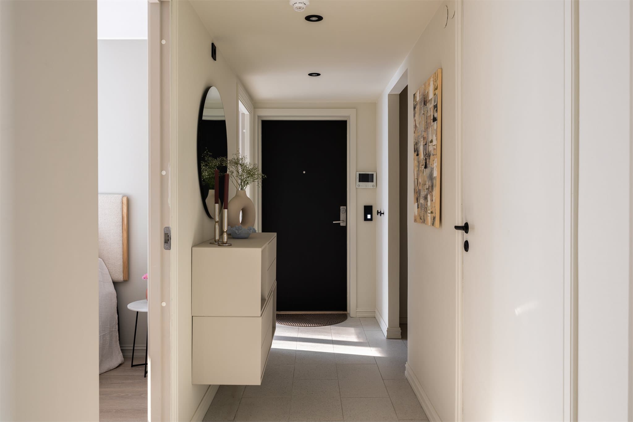 Inngangspartiet er innbydende med 30x60 fliser og behagelig gulvvarme.