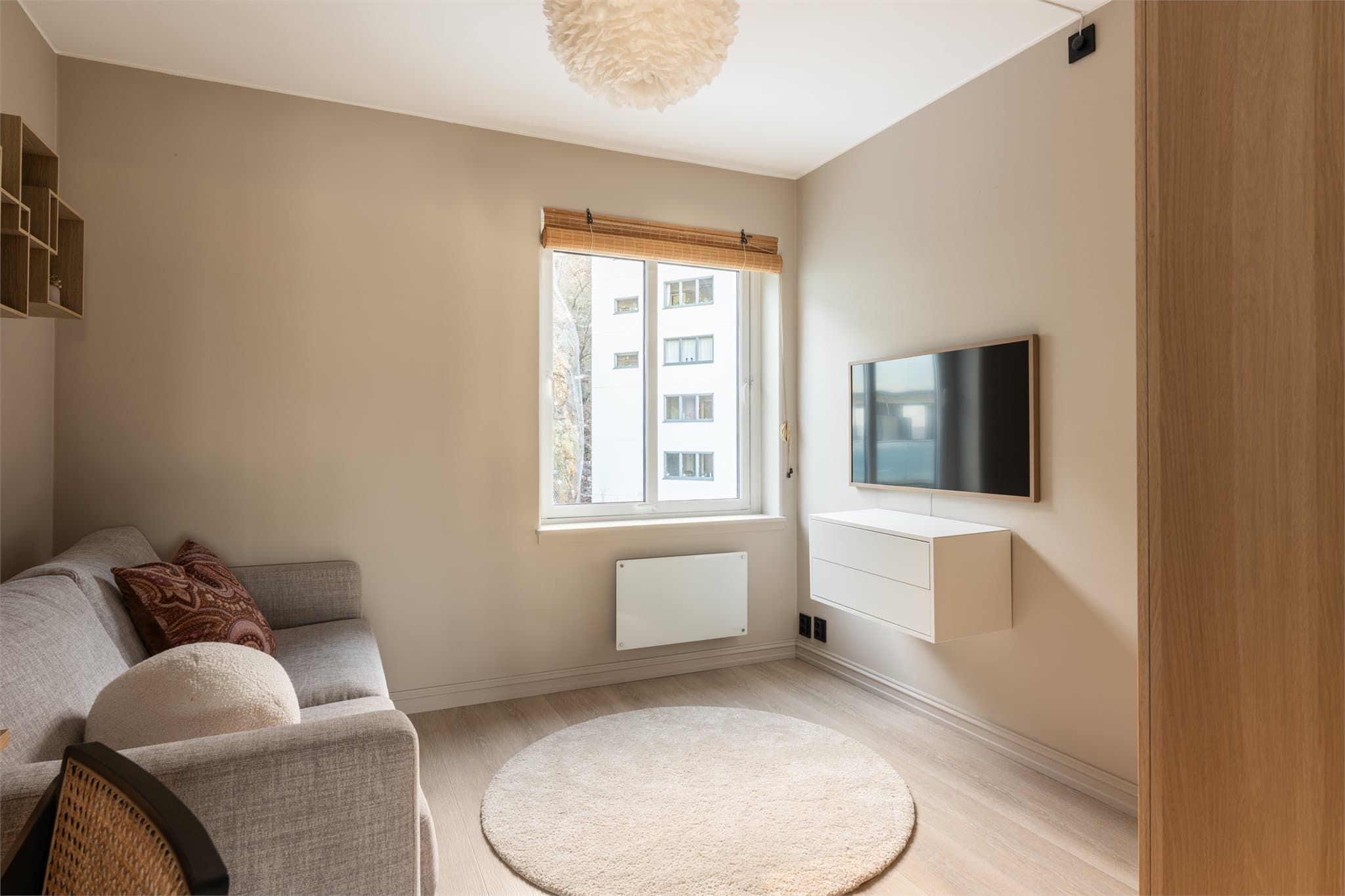 Også dette rommet har god plass til garderobeskap og eikelaminat på gulvet.