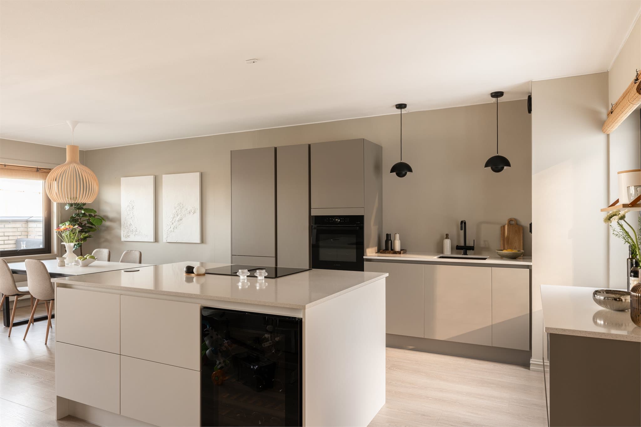 Velutstyrt, delikat HTH-kjøkken med gode arbeidsflater.