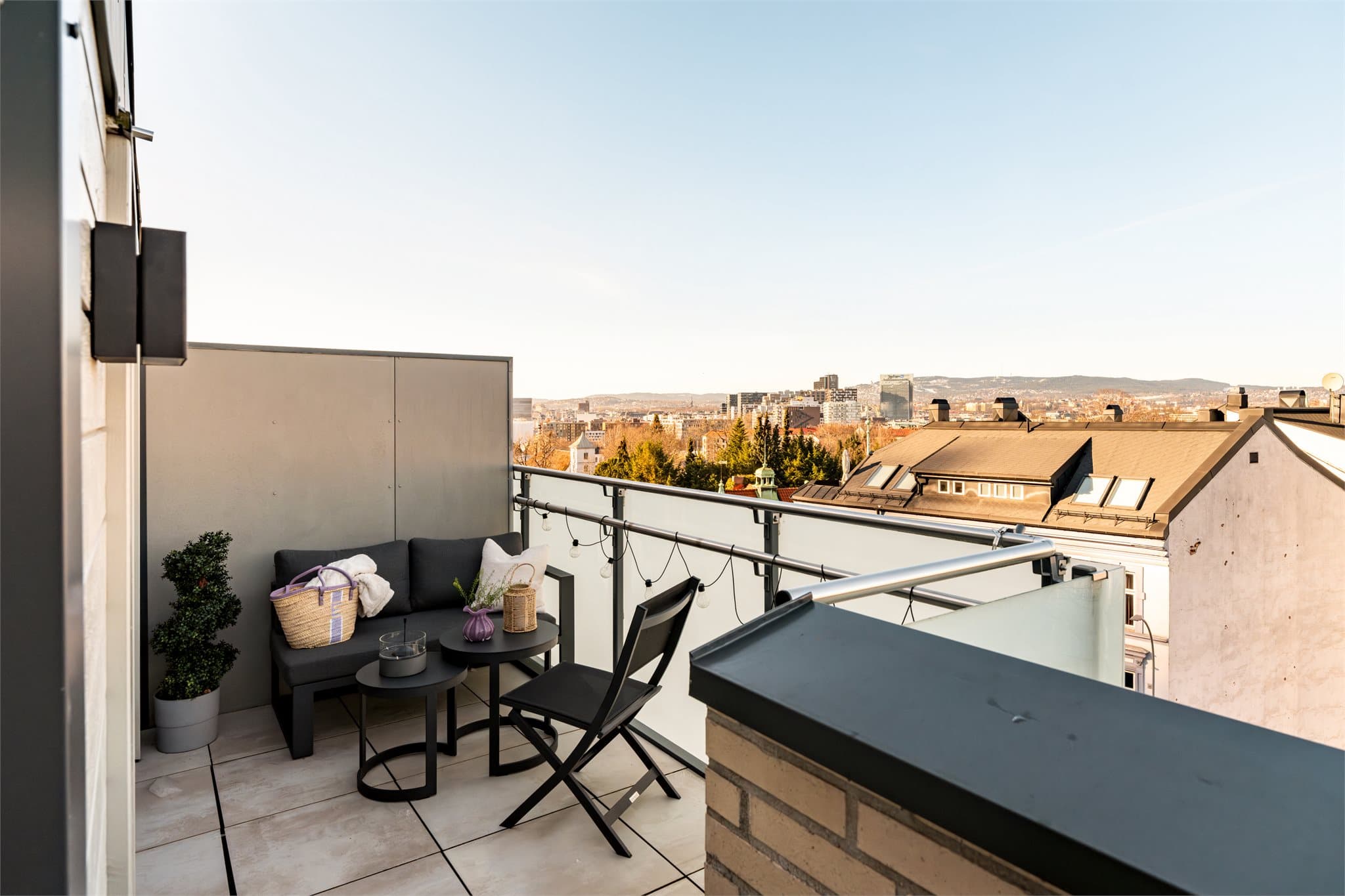 Balkongen er et herlig, privat uterom med lite innsyn og fantastisk utsikt over Oslo.