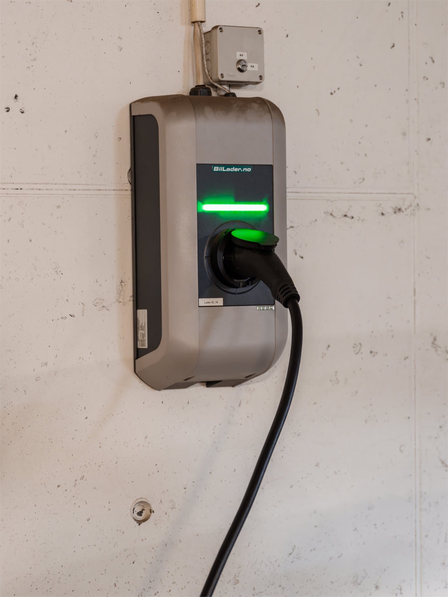 Parkeringsplassen er utstyrt med egen lader for elbil.