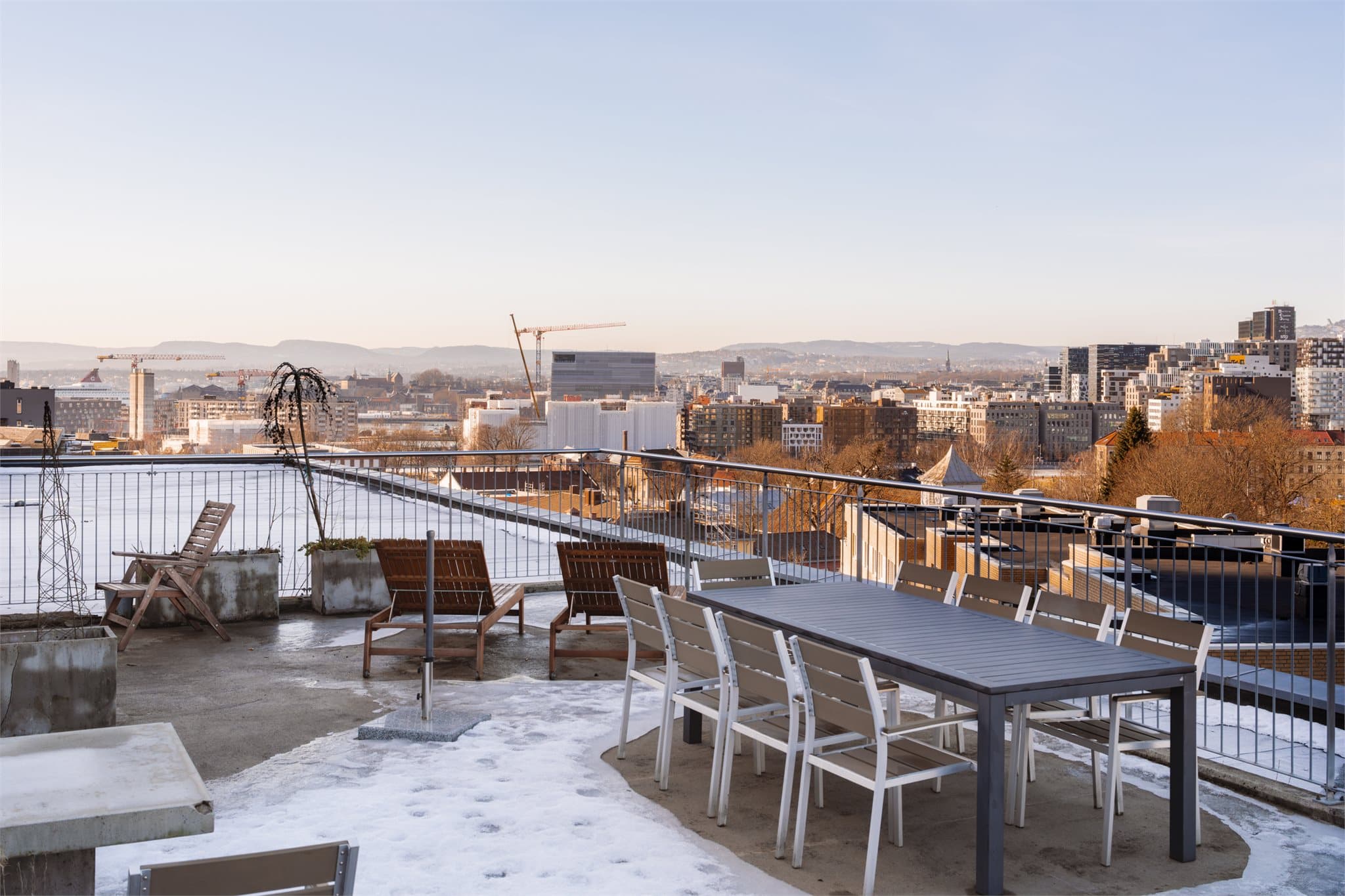 Takterrassen er møblert med flere sittegrupper og har rikelig med sol.