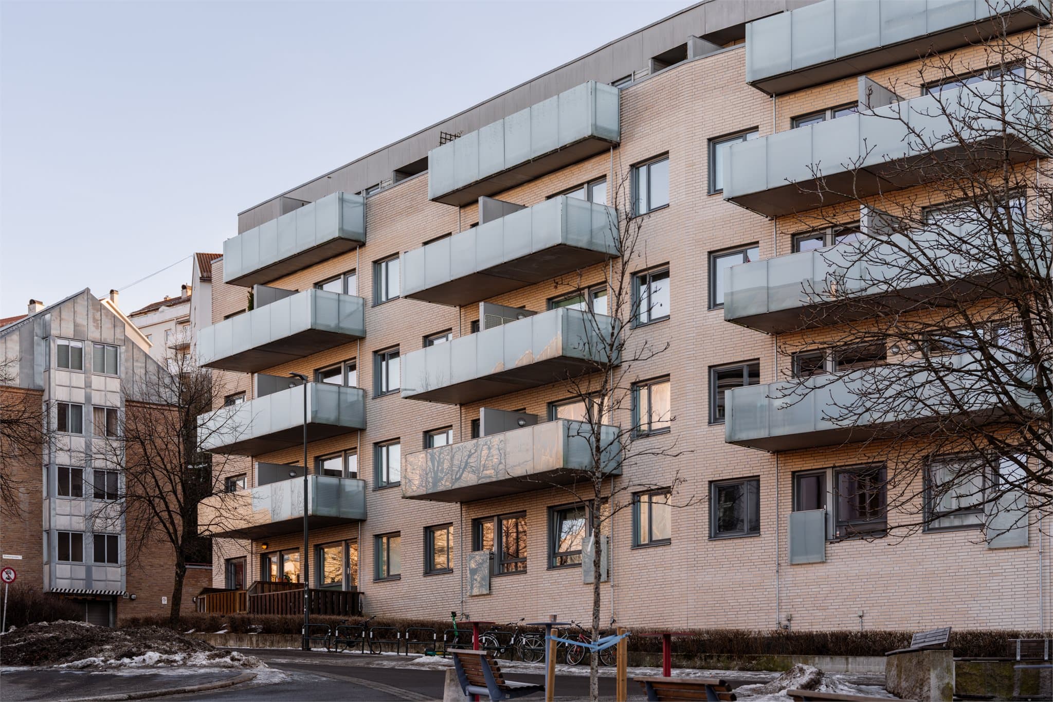 Leiligheten ligger i et godt etablert nabolag. Her bor du tilbaketrukket, samtidig som du har umiddelbar nærhet til noe av det beste hovedstaden har å by på.