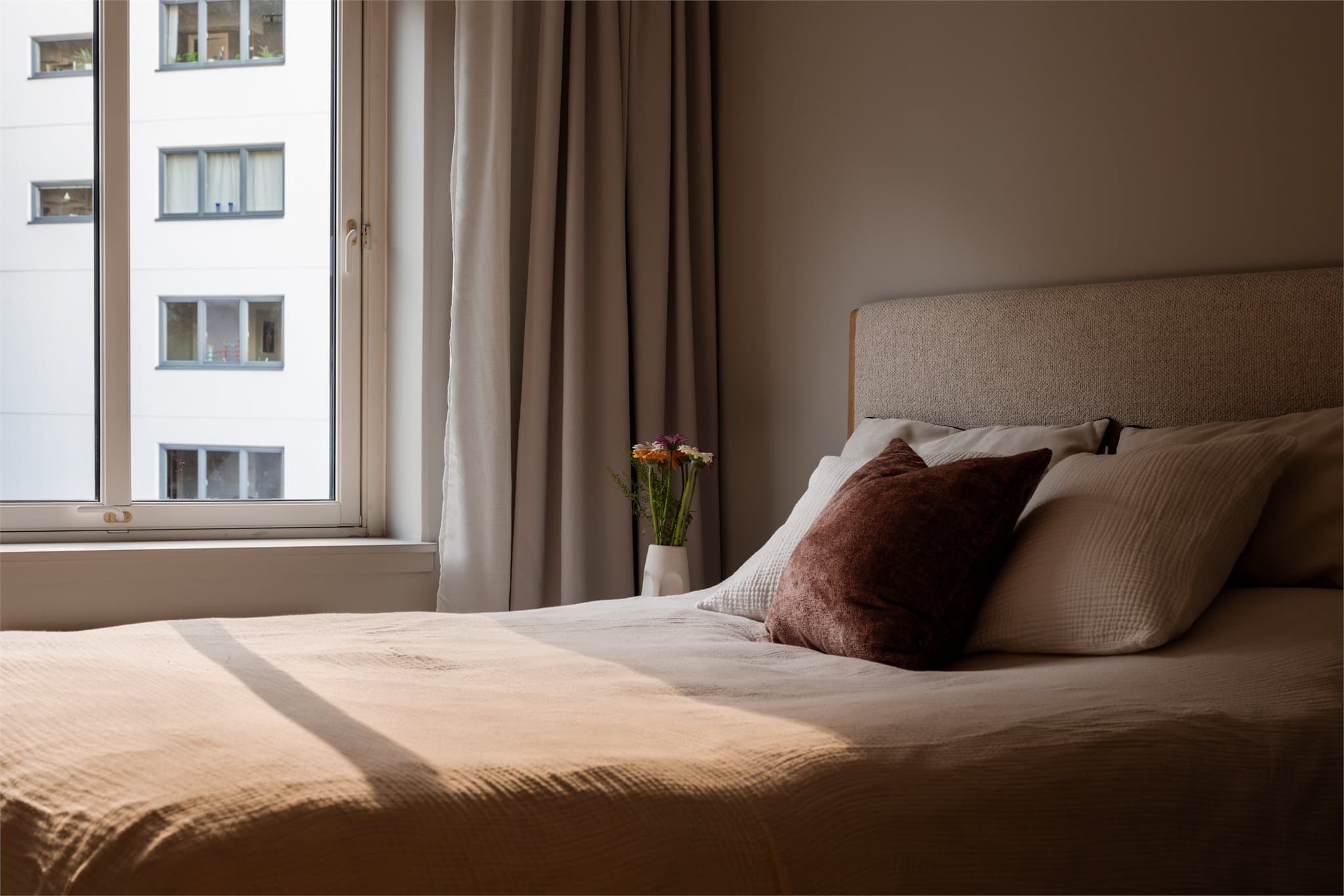 Rommene er utstyrt med panelovner for oppvarming.