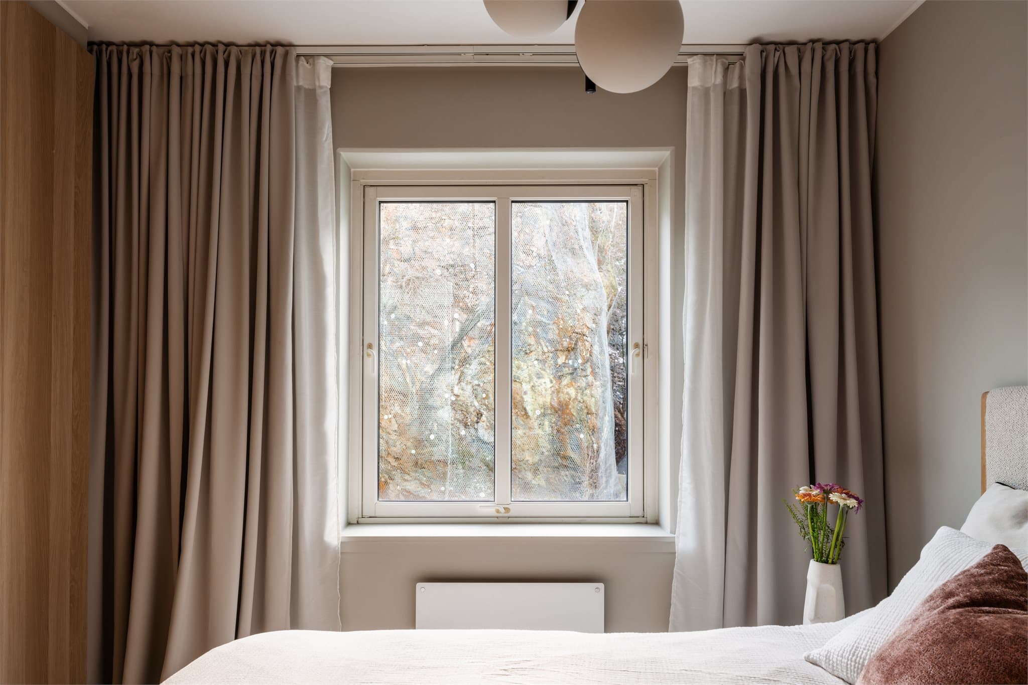 Alle soverommene er vendt mot rolig bakgård.