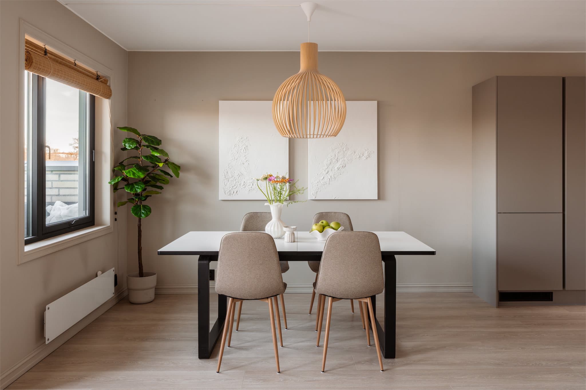 Det er god plass til en egen spisesone i den åpne løsningen.