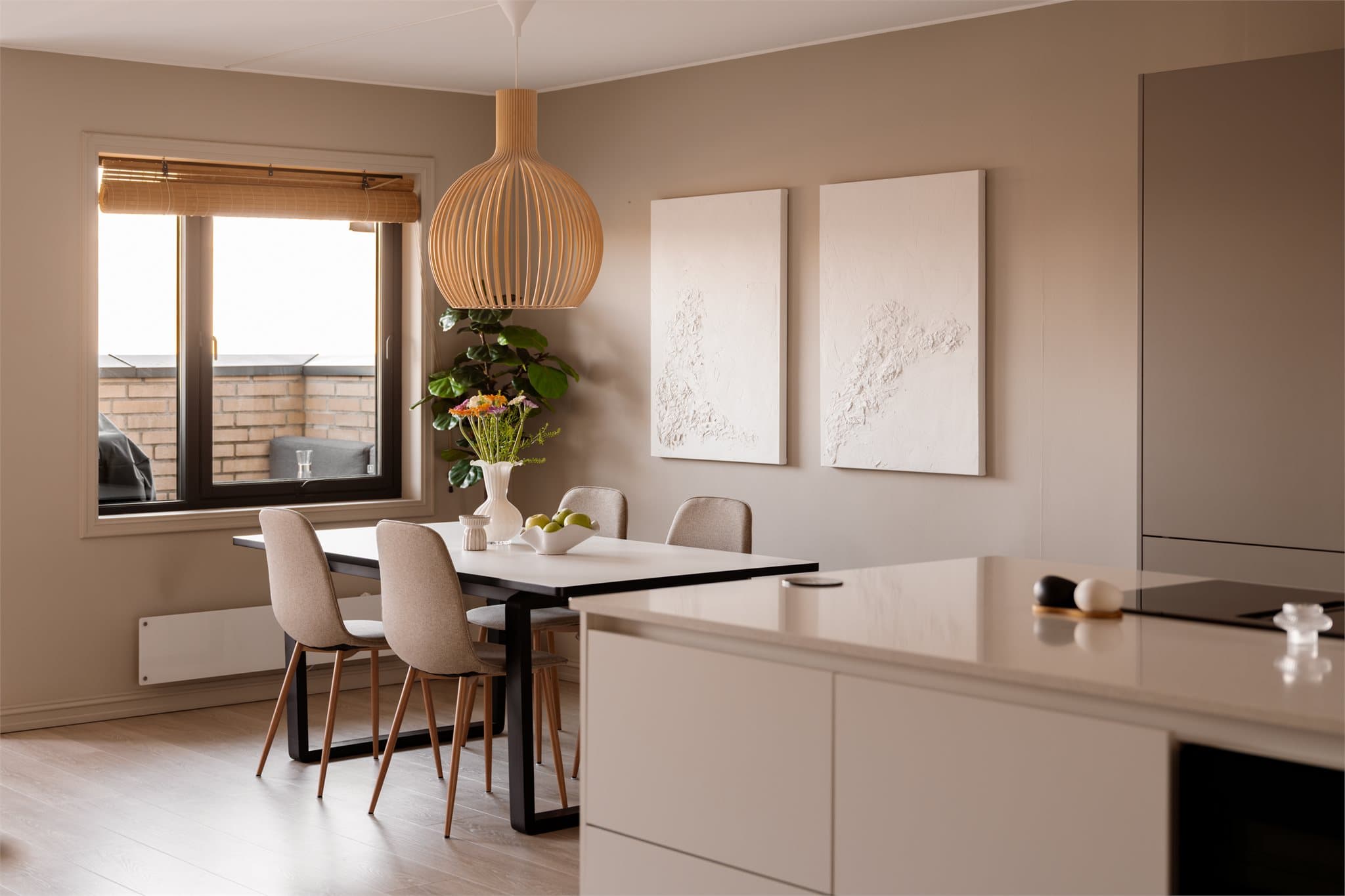 Spiseplassen er et naturlig samlingspunkt mellom kjøkkenet og stuedelen.