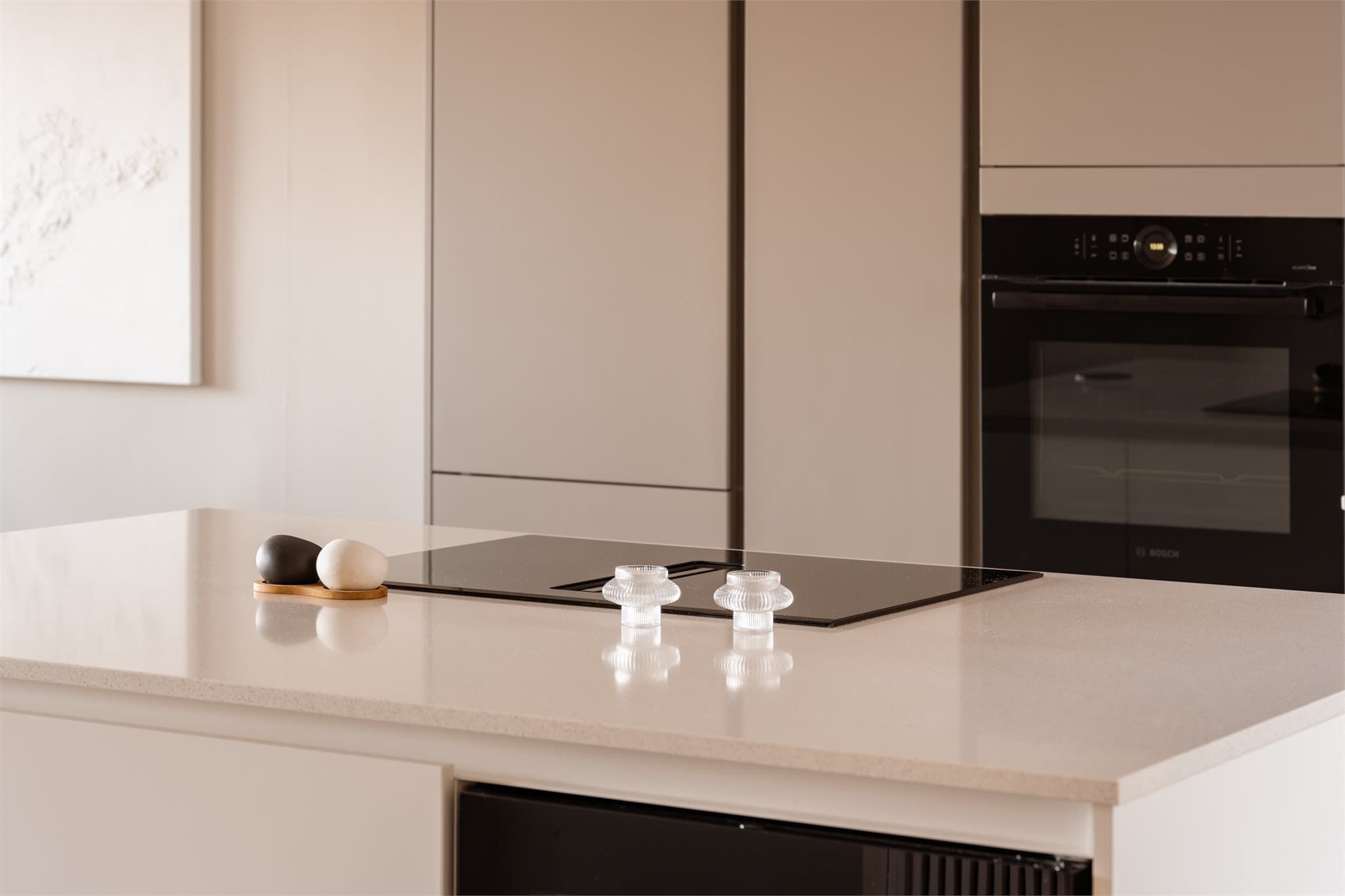 Koketoppen har integrert kullfilteravtrekk, en effektiv og stilren løsning.