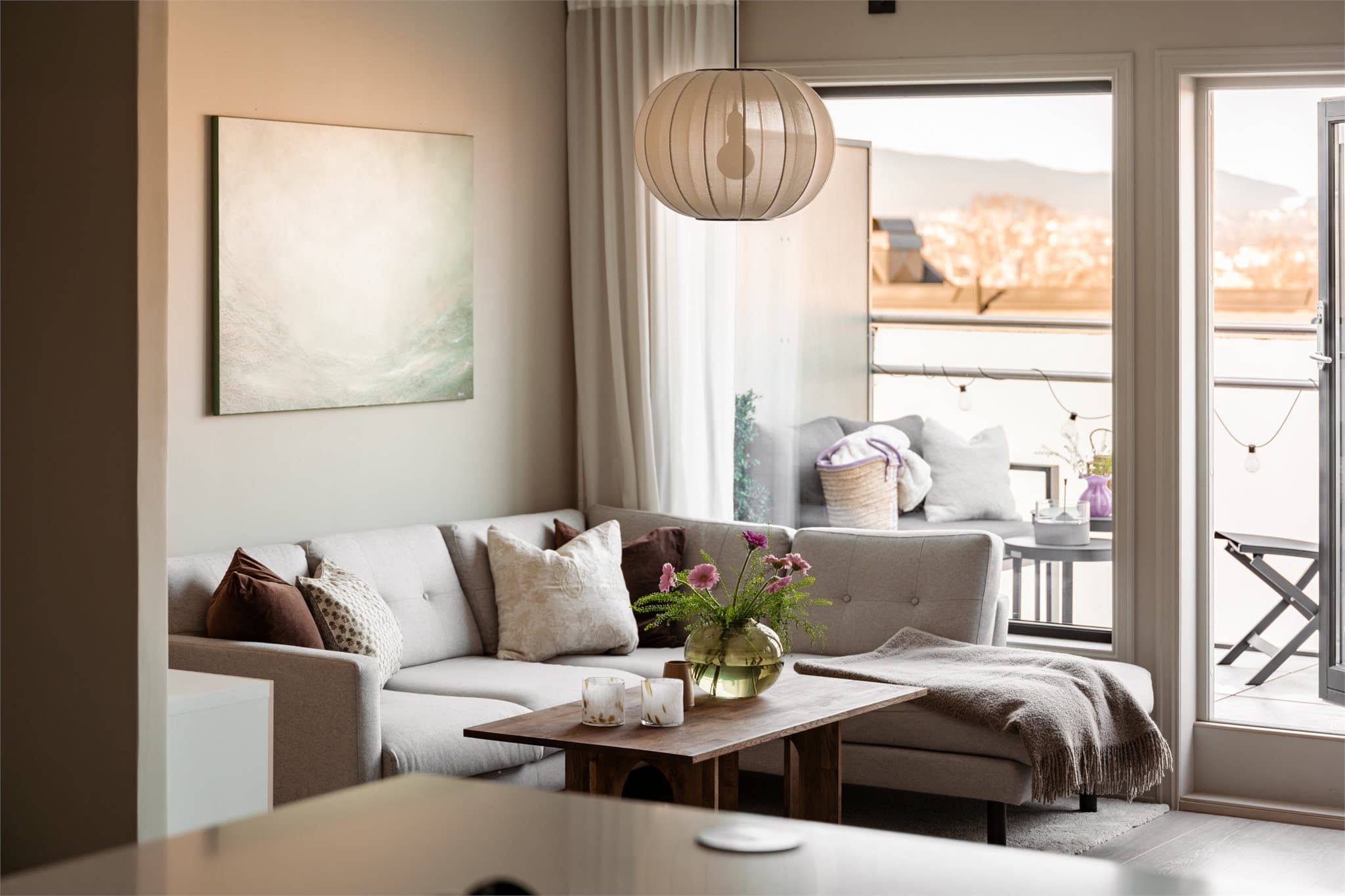 Leiligheten nyter godt av hjørnebeliggenheten.