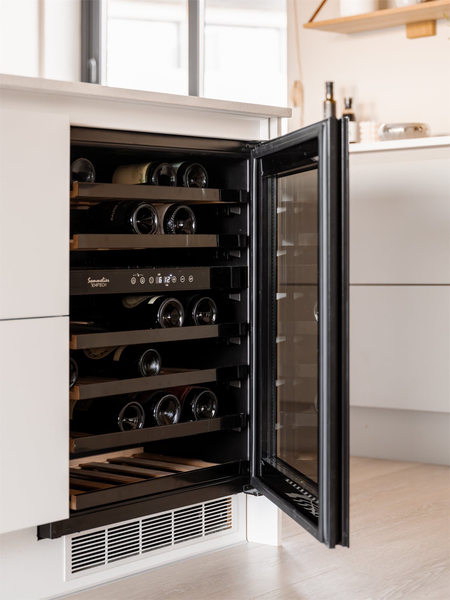 For vinentusiasten er det et integrert vinskap i kjøkkenøya.