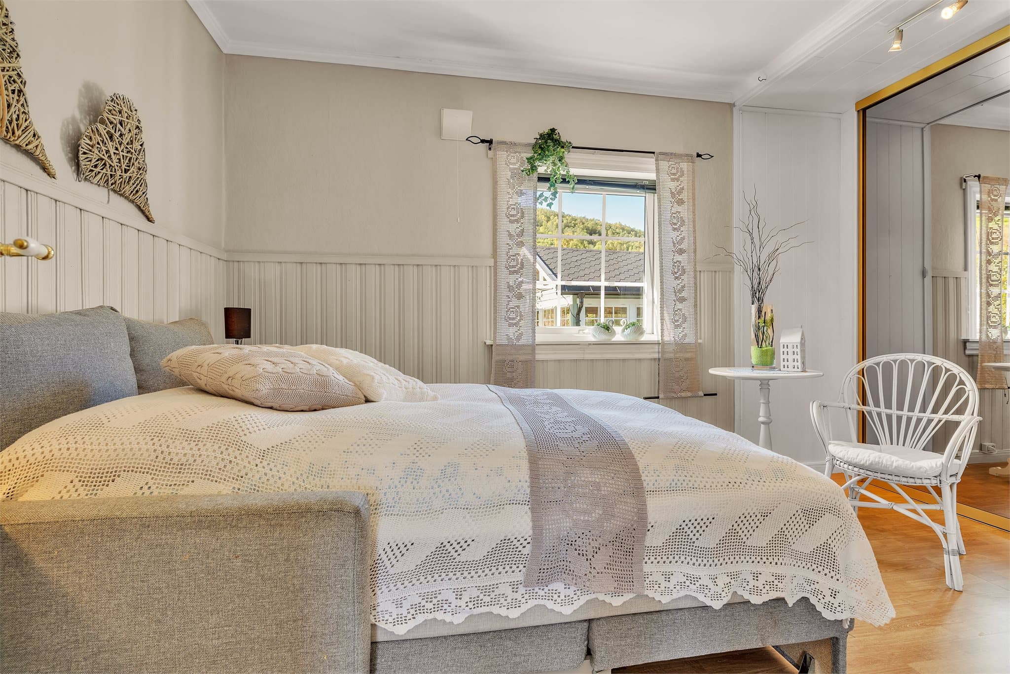 Rommet er utstyrt med skyvedørsgarderobe med speilfronter.