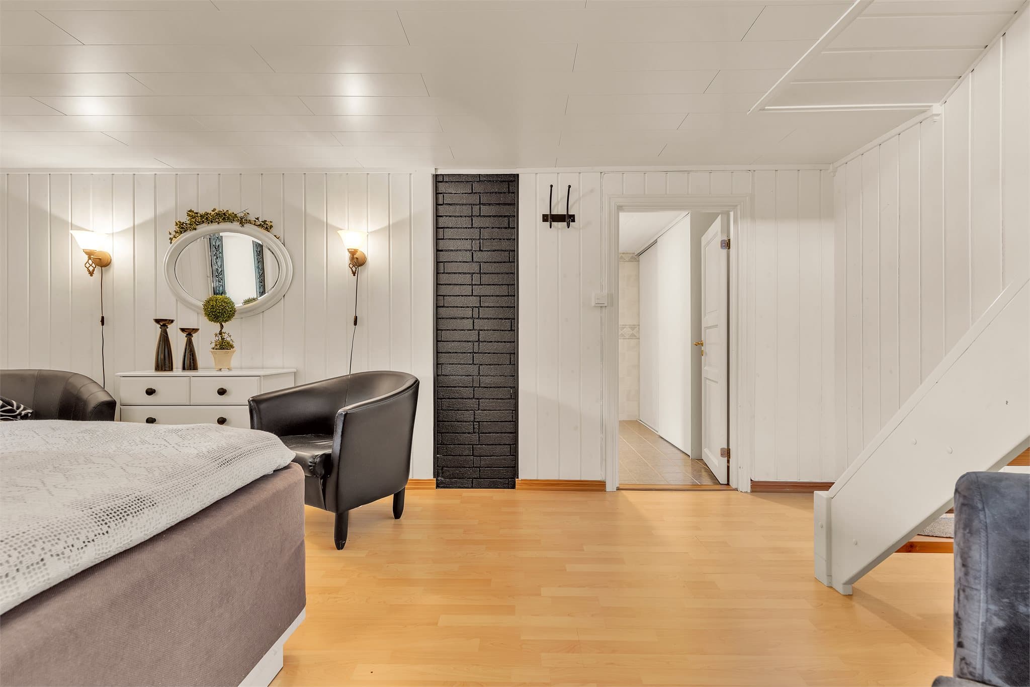 Teglsteinspipen er ført ned i rommet, og det er direkte dør inn mot badet.
