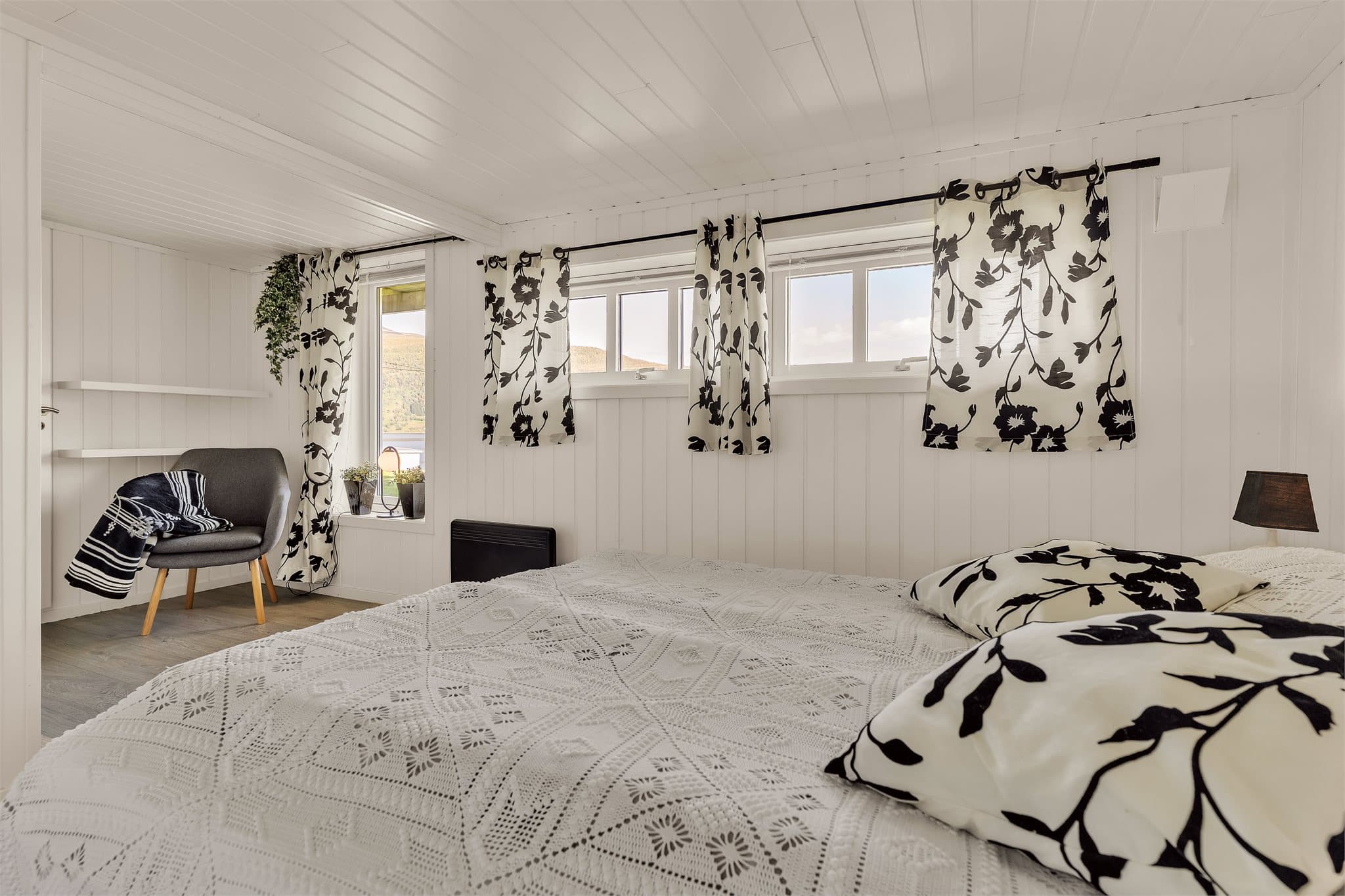 Flere vinduer slipper inn lys og vender ut mot sjøsiden.