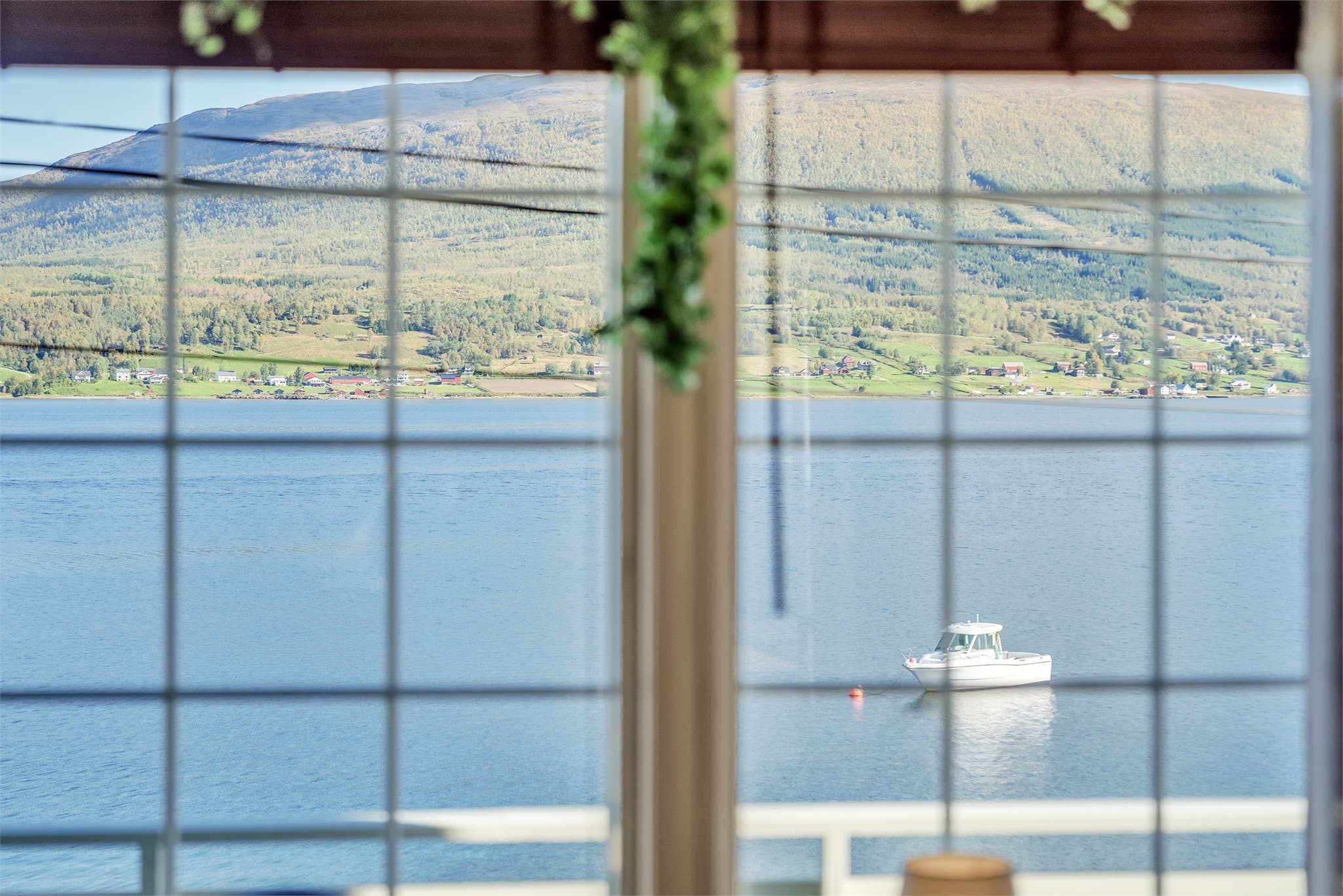 Utsikt over Lavangsfjorden og fjellsidene på motsatt side.