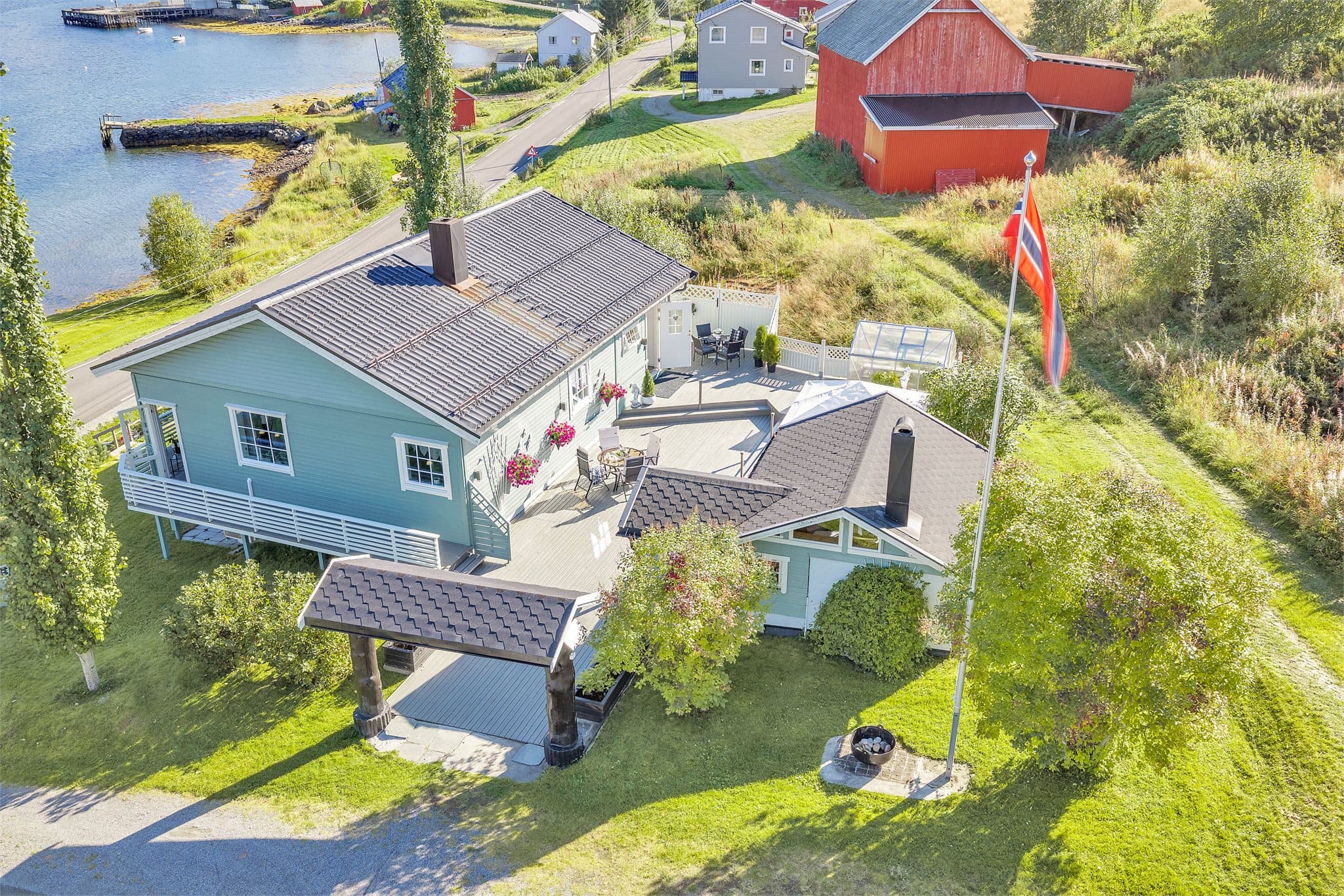 Uteområdet rundt huset er tilrettelagt med store terrasseflater og plenarealer.