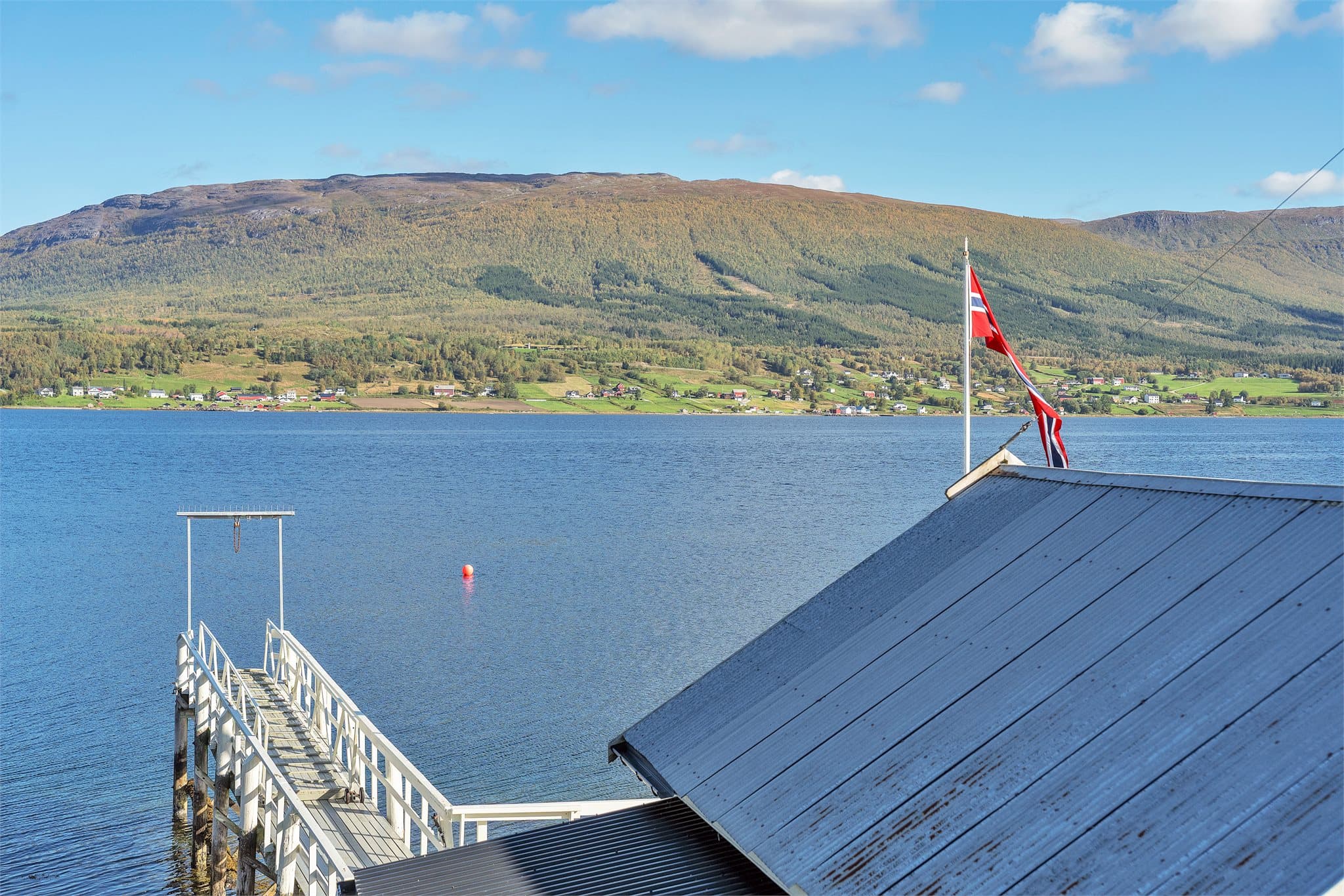 Utsyn fra naustområdet over Lavangsfjorden og fjellene omkring.