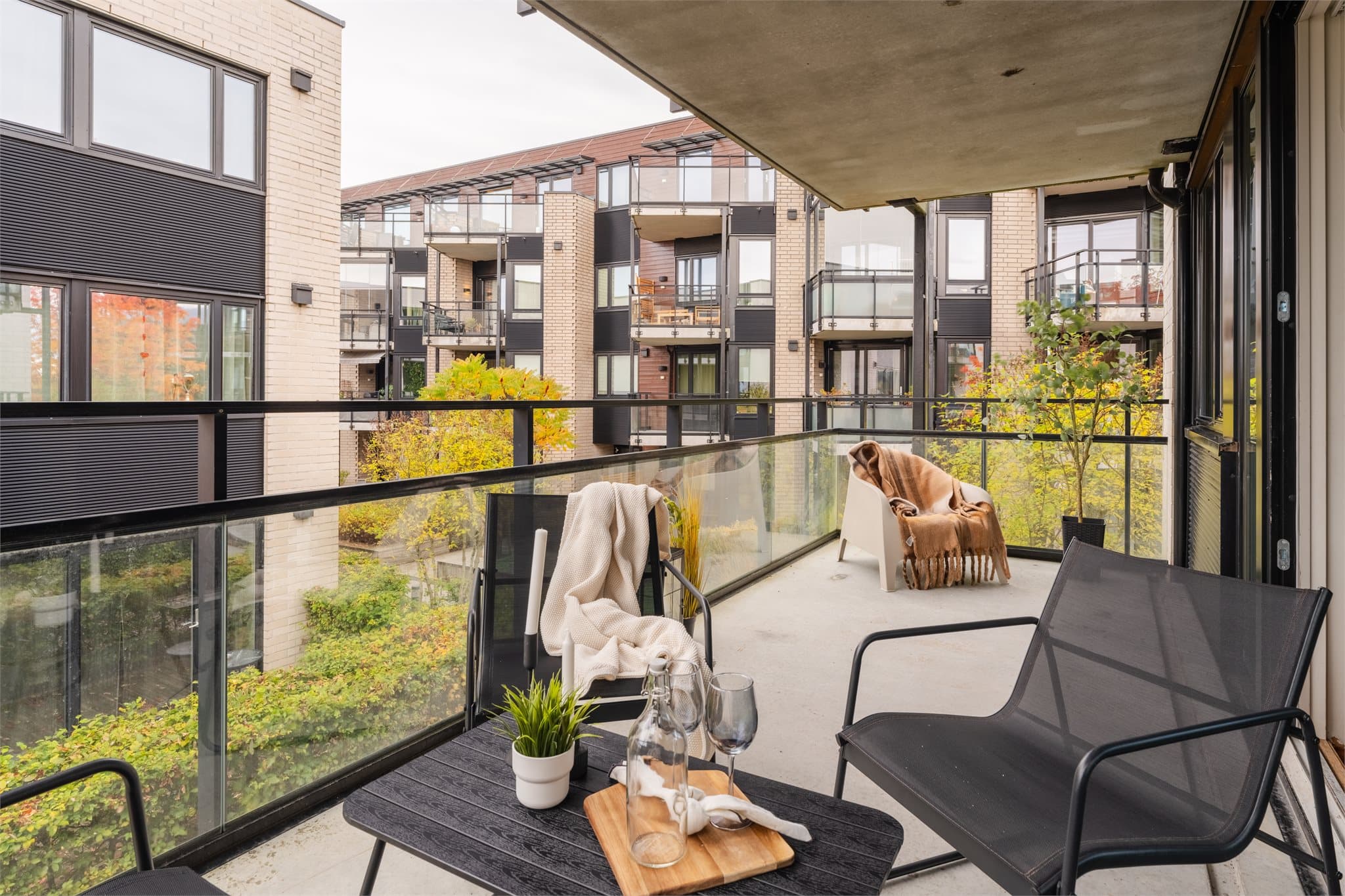 Uteplassen er skjermet og vender inn mot borettslagets fellesområder.