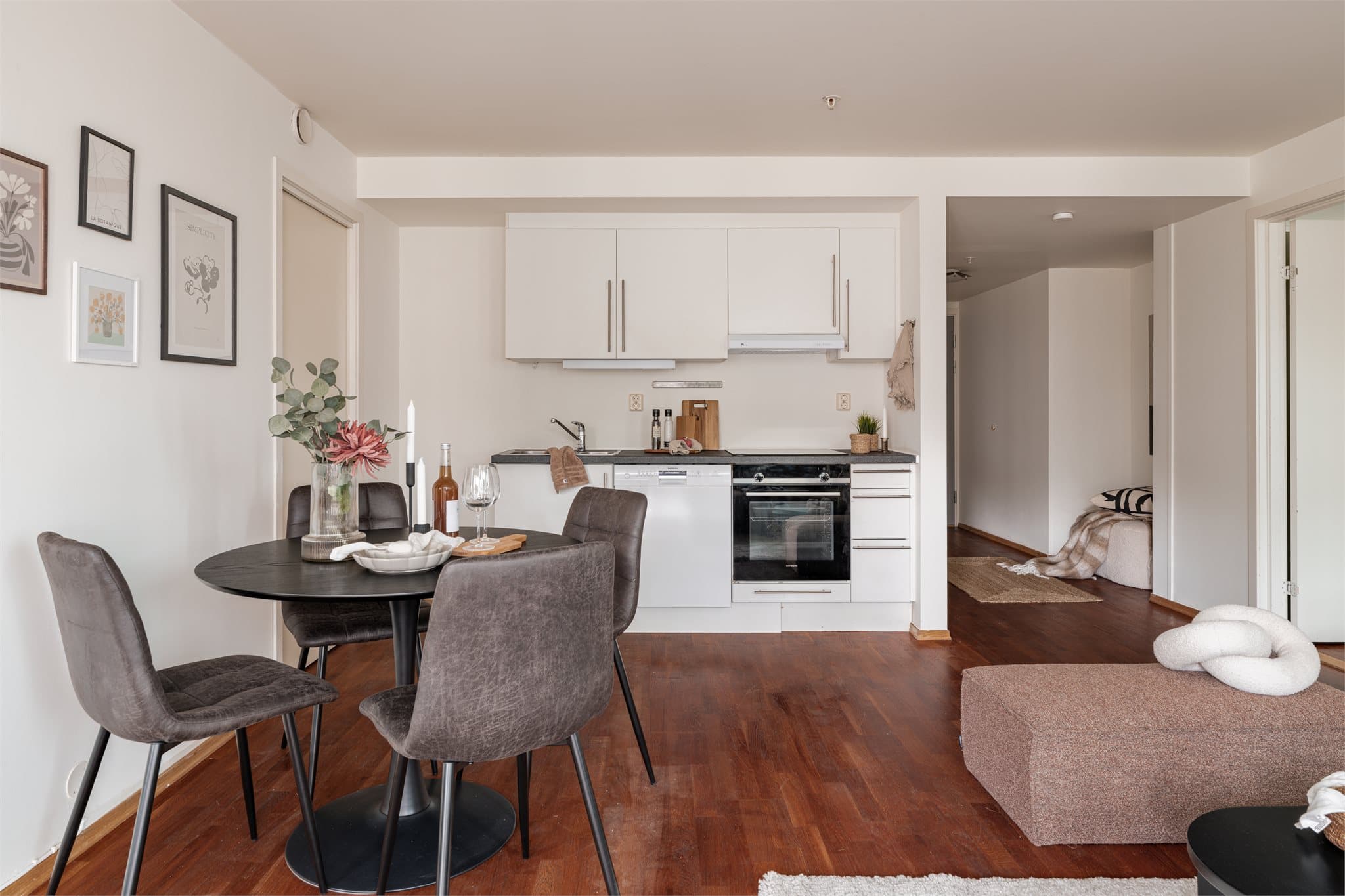 Leiligheten har en åpen og sosial planløsning mellom stue og kjøkken.