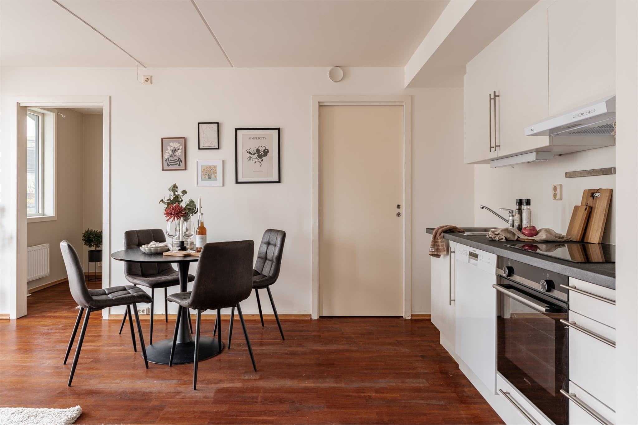 Den åpne løsningen gir god plass til en spiseplass i tilknytning til kjøkkenet.