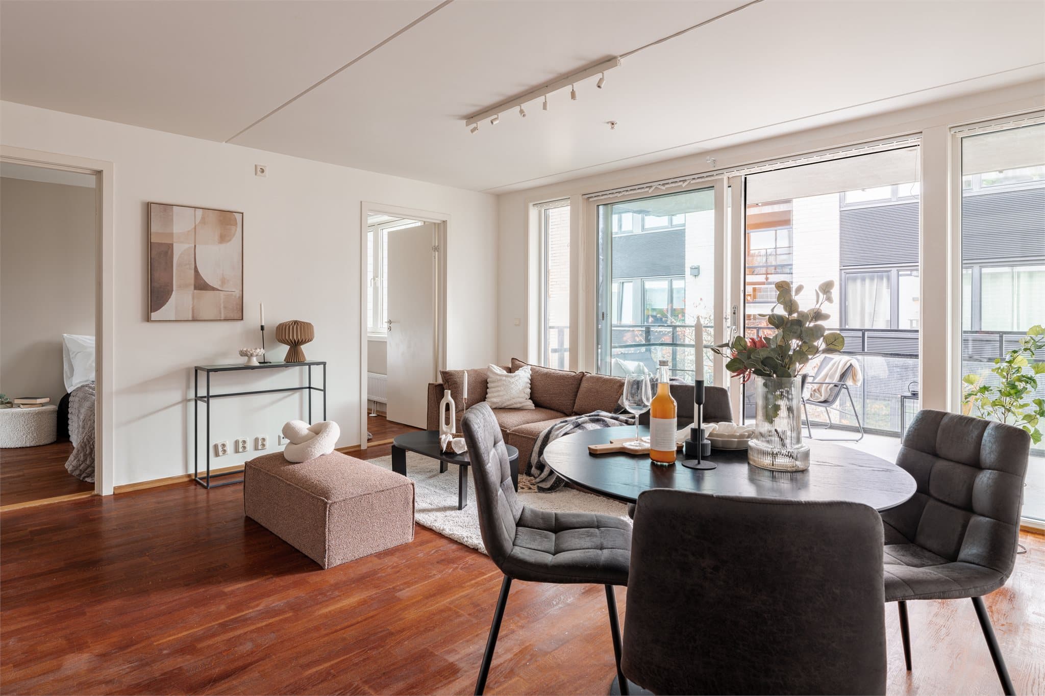 Her er det god plass til en hyggelig spiseplass i tilknytning til kjøkkenet.