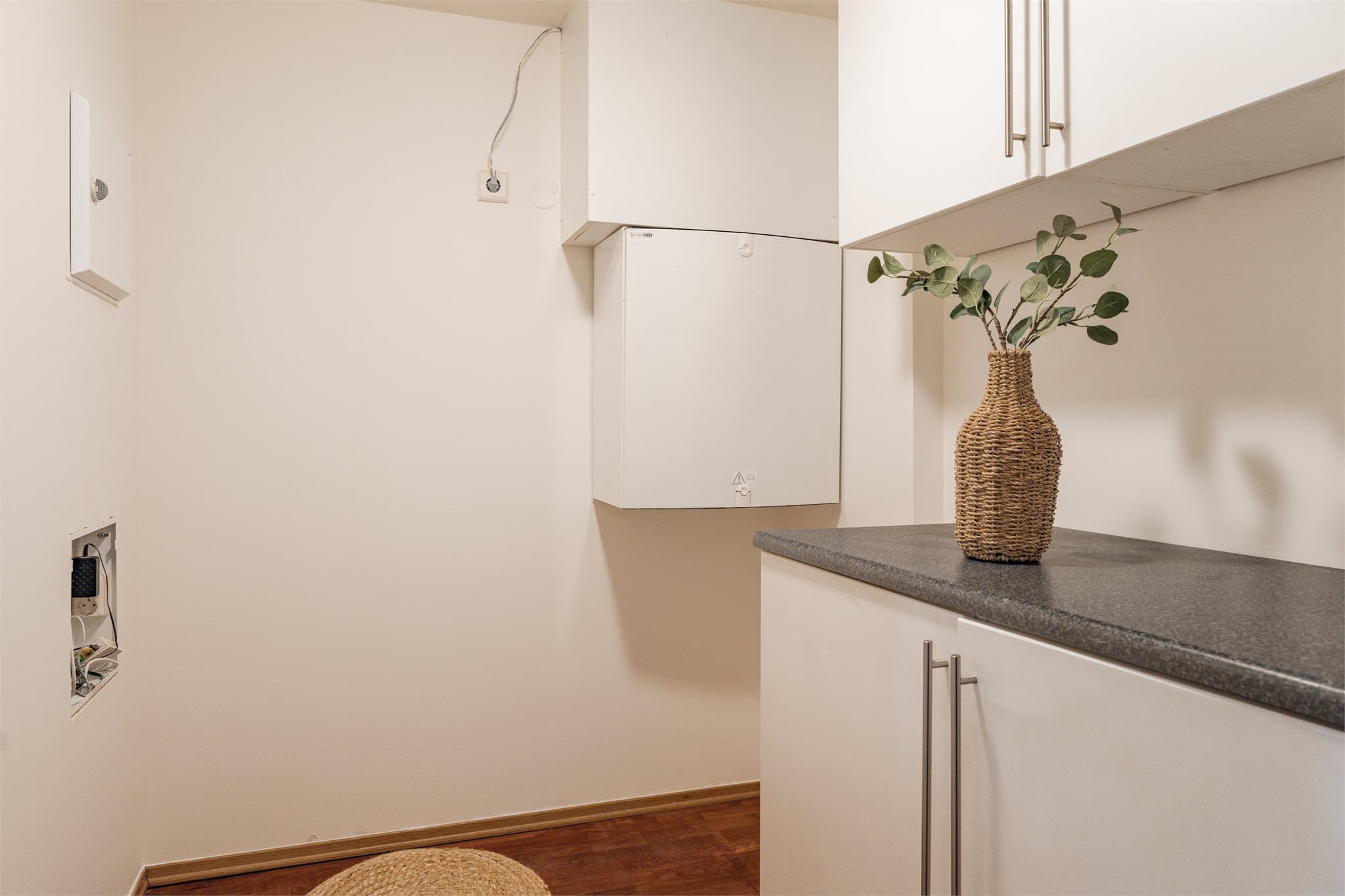 Et praktisk omkledningsrom huser også sikringsskap og balansert ventilasjonsanlegg.