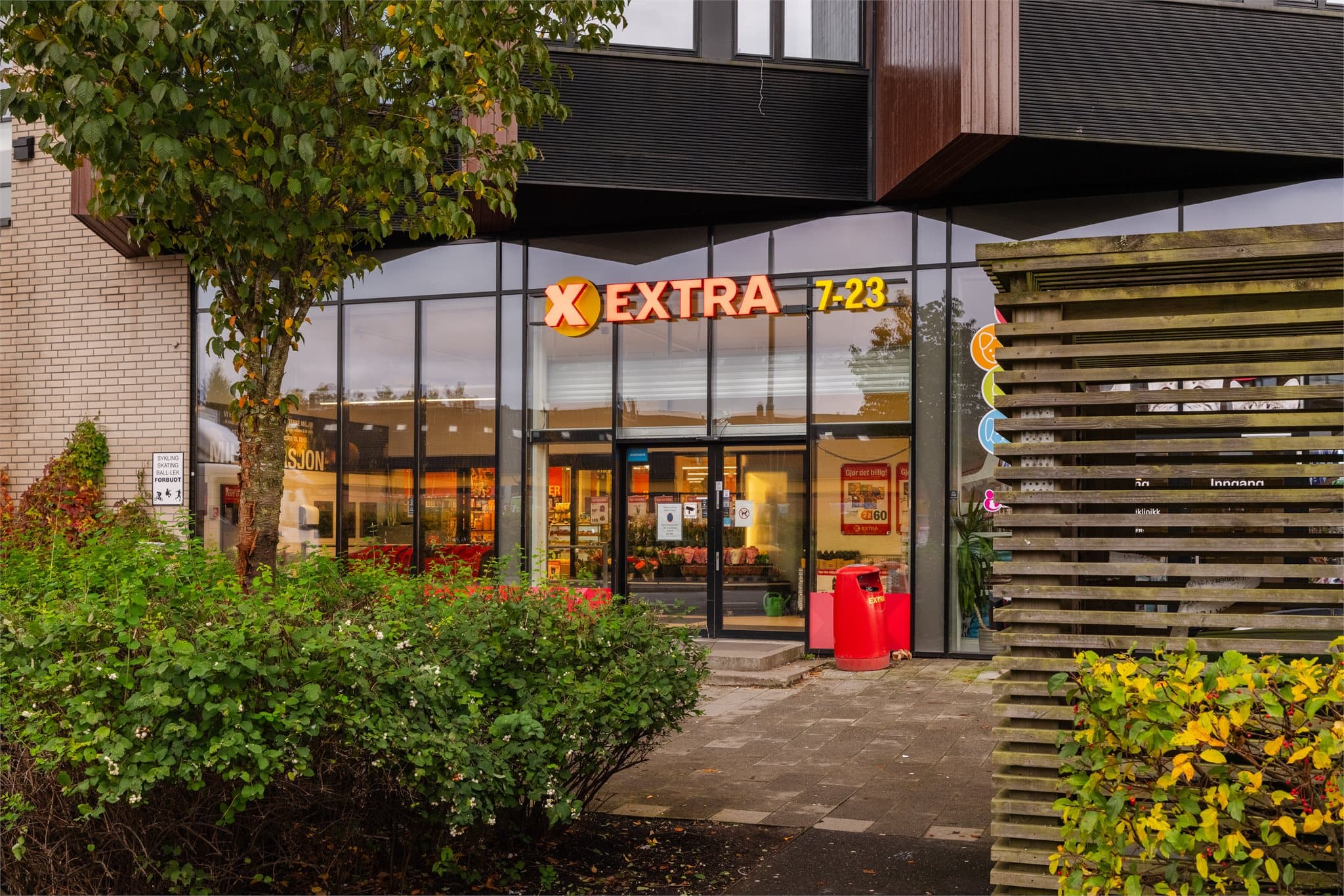 Hverdagsinnkjøpene gjøres enkelt på Coop Extra, som ligger kun 2 minutter unna.