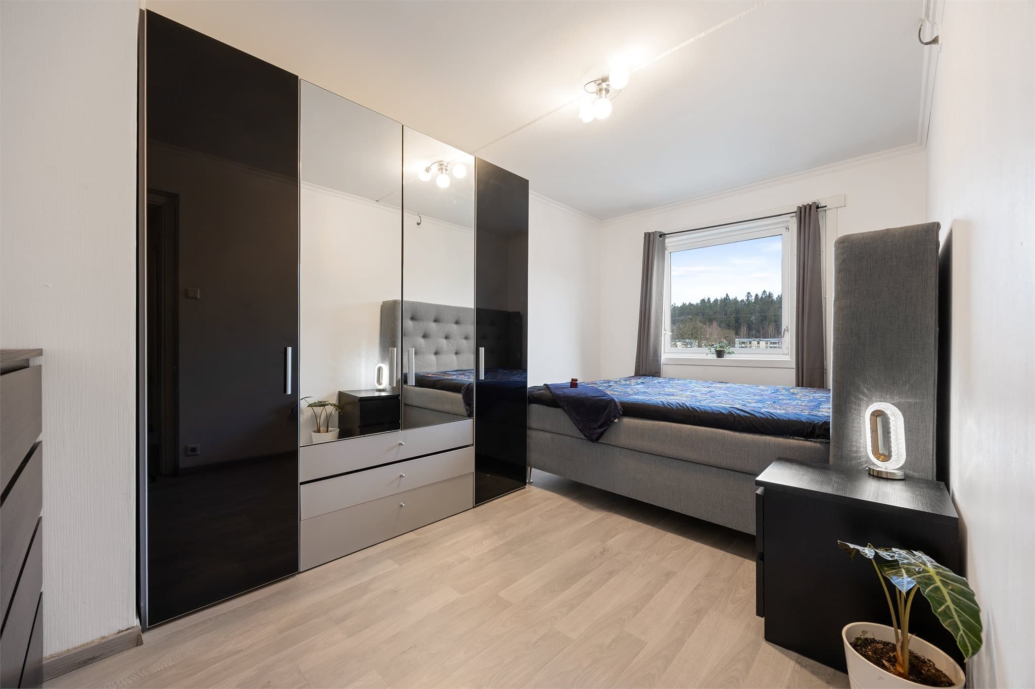 Det andre soverommet egner seg godt som bl.a. barnerom, gjesterom eller kontor.