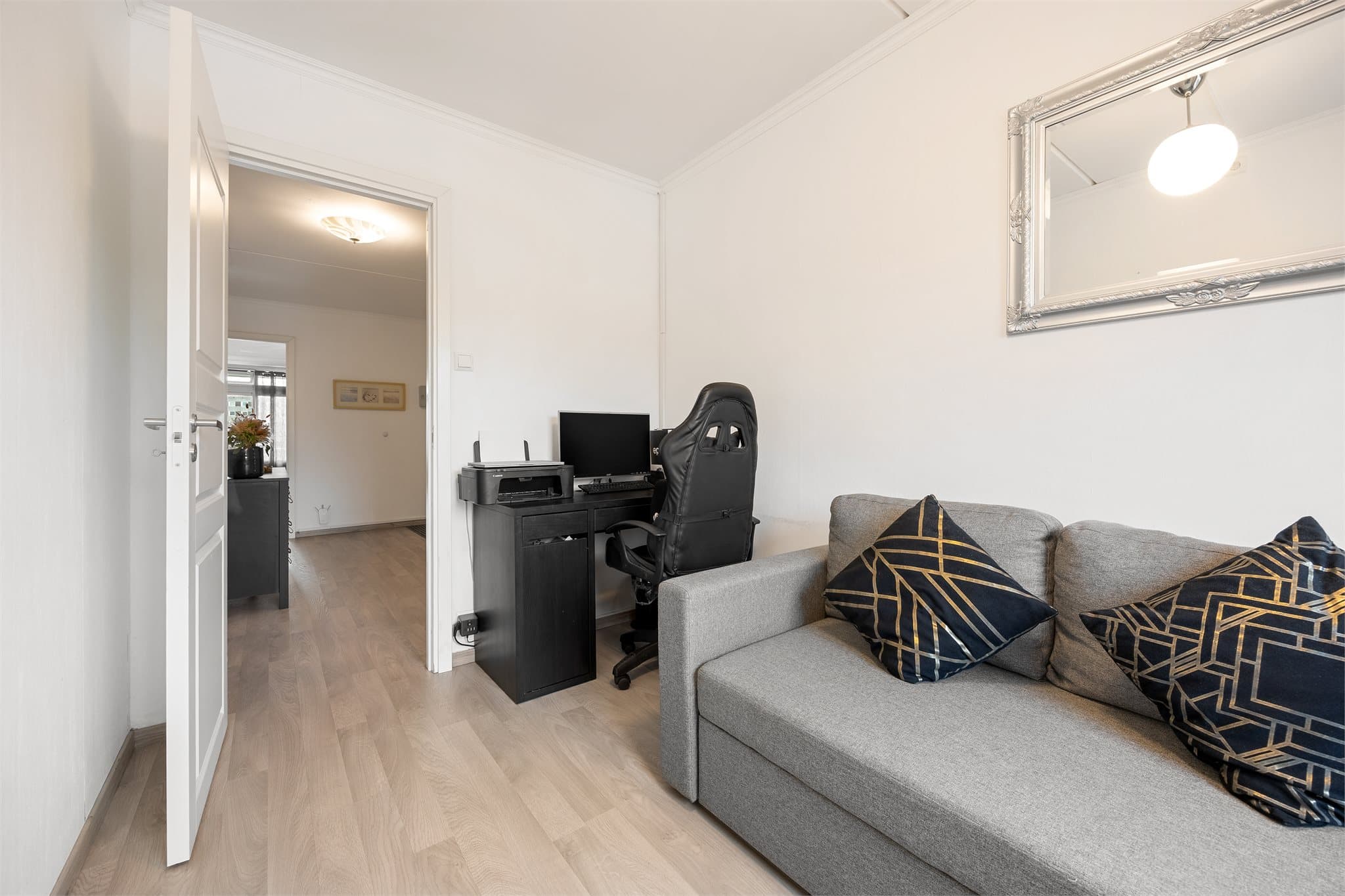 Alle soverommene har laminat på gulv og malte veggflater.