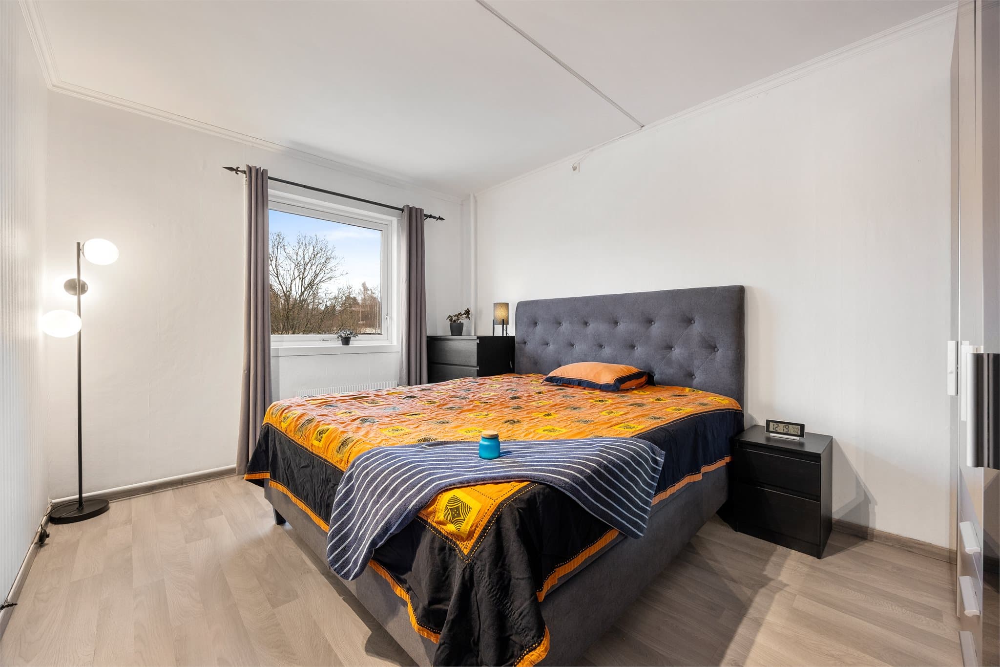 Leiligheten har tre soverom av god størrelse, som gir fleksible innredningsmuligheter.