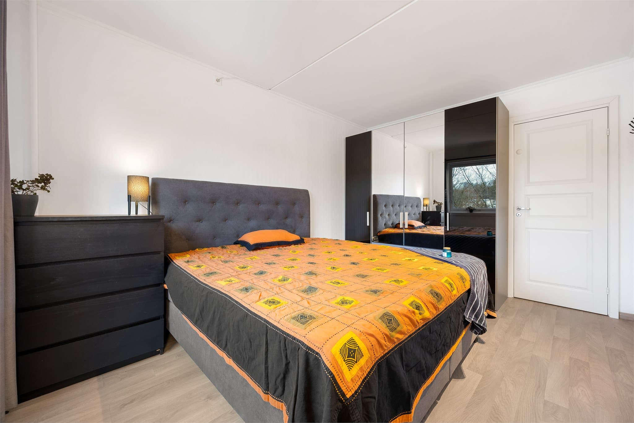 Hovedsoverommet har god plass til dobbeltseng samt ønsket nattbod-/ oggarderobeløsning.